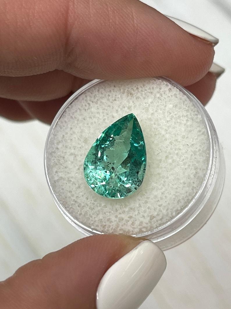 5,20 Karat Vibrant Freckled kolumbianischen Smaragd - Birnenschliff Teardrop Mai Birthstone im Zustand „Neu“ im Angebot in Jupiter, FL