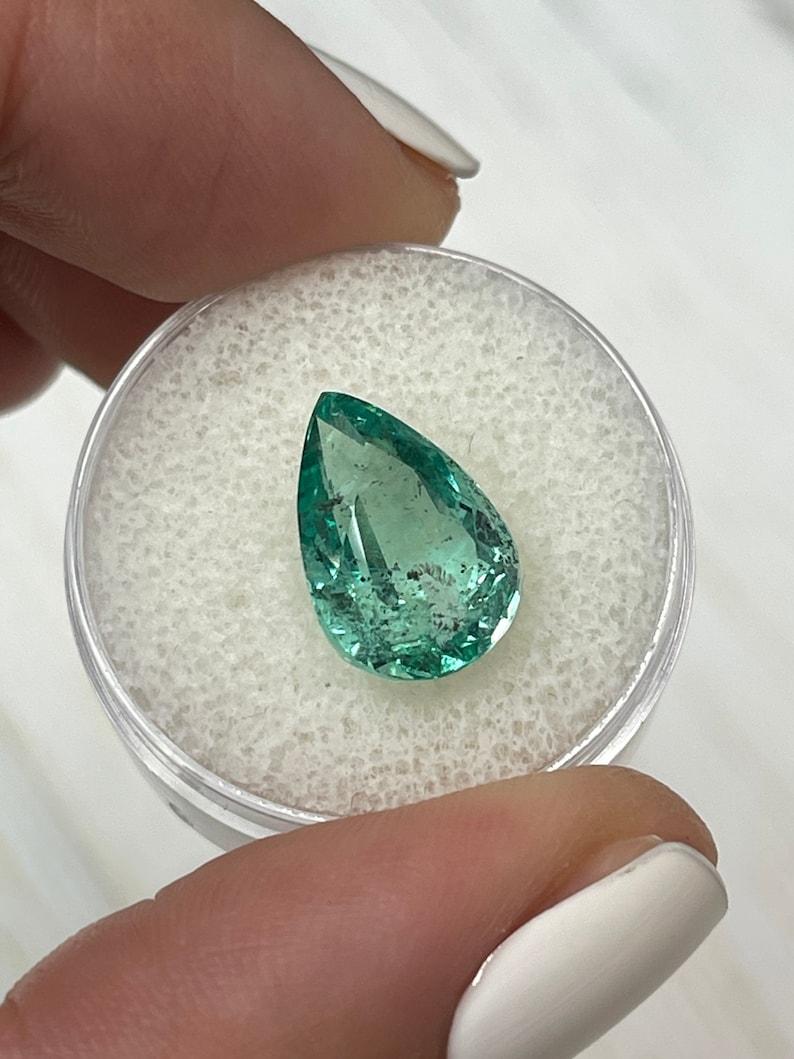 5,20 Karat Vibrant Freckled kolumbianischen Smaragd - Birnenschliff Teardrop Mai Birthstone Damen im Angebot