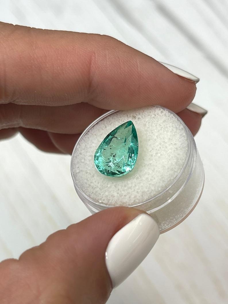 5,20 Karat Vibrant Freckled kolumbianischen Smaragd - Birnenschliff Teardrop Mai Birthstone im Angebot 1
