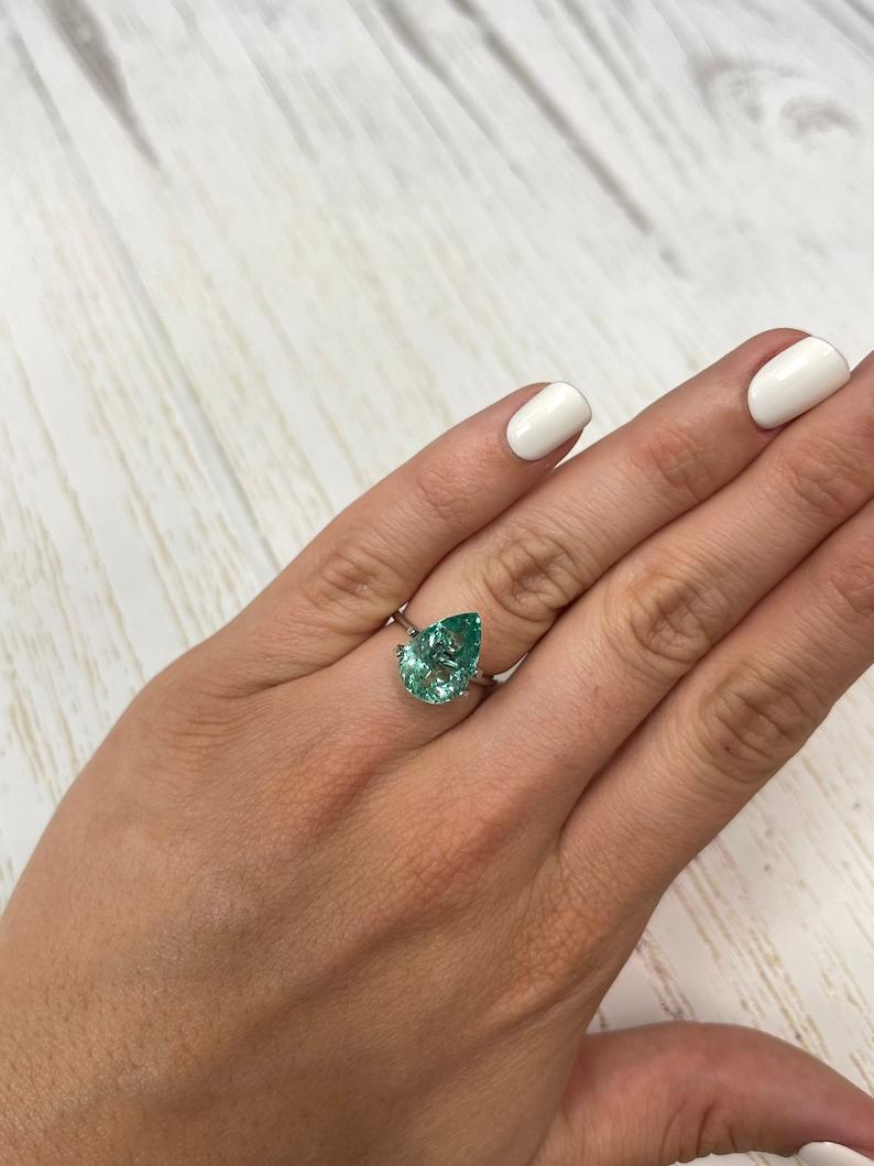 5,20 Karat Vibrant Freckled kolumbianischen Smaragd - Birnenschliff Teardrop Mai Birthstone im Angebot 3