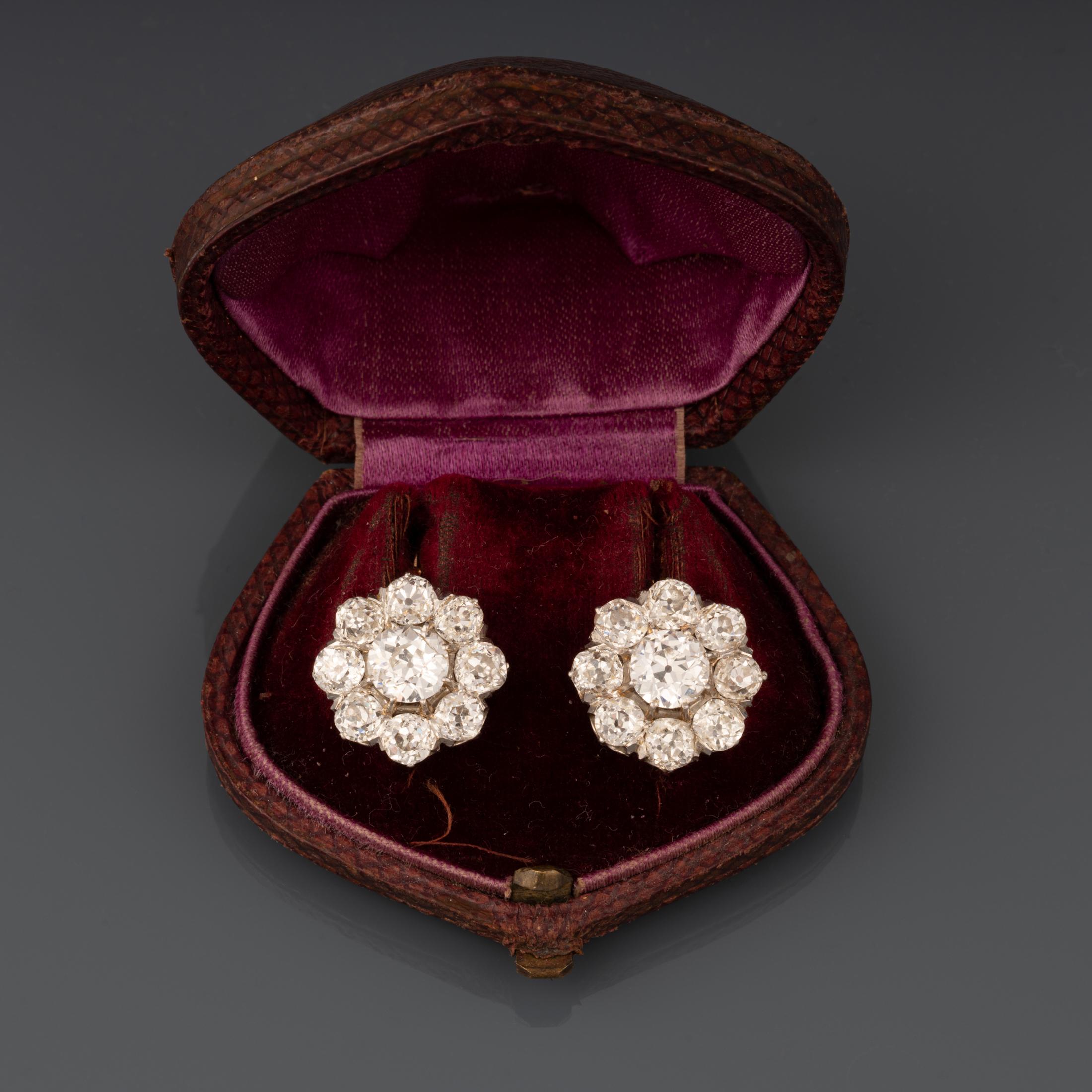 A very lovely pair of antique diamonds Earrings, they have stayed in the same family since the 1860s.

The diamonds are quality, the weight of diamonds is 2.60 Carats per earrings approximately, the bigger one are 0.75 plus 1.80 arround.

The