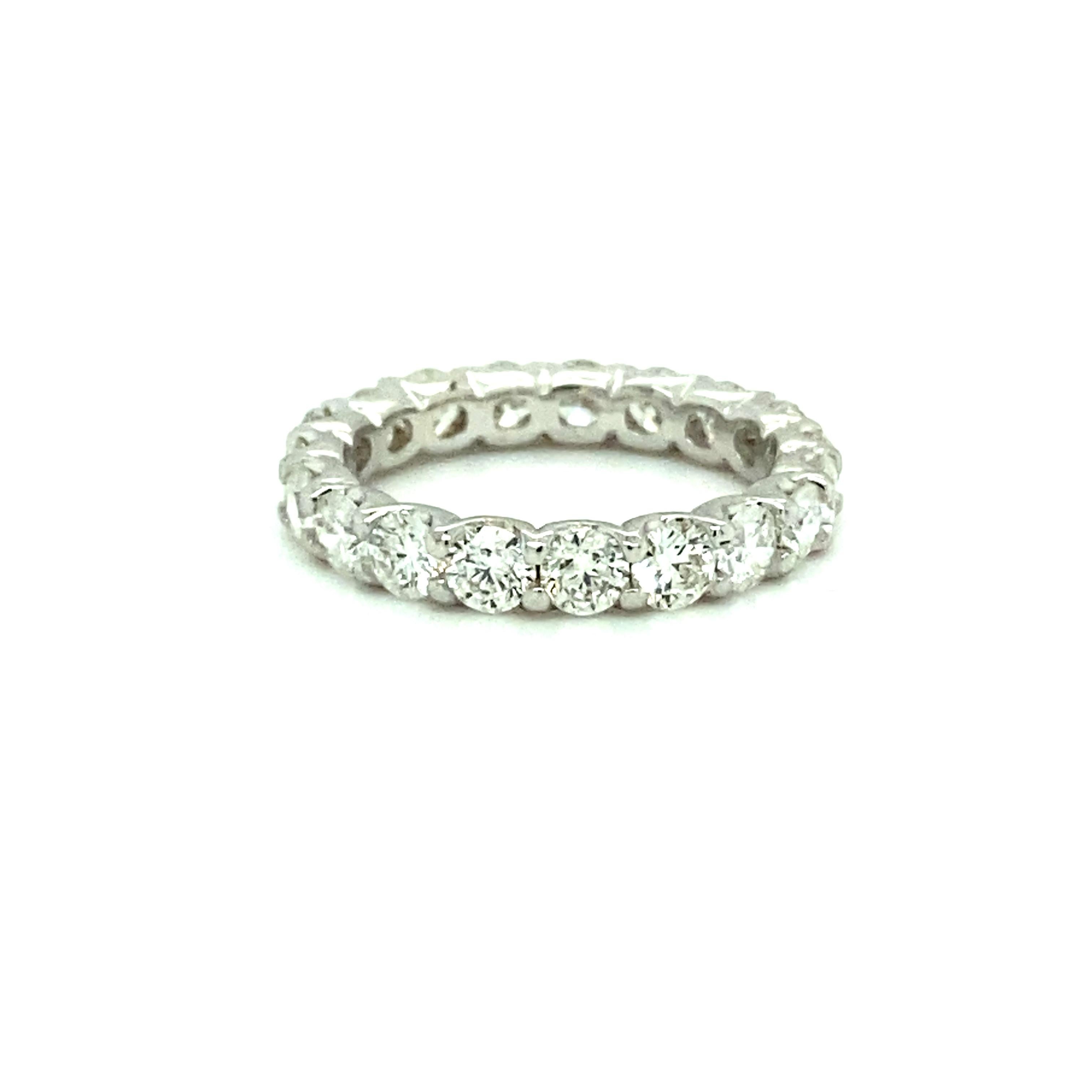Round Cut 5.20 Ct Diamond Eternity Band Ring in 18kt White Gold For Sale