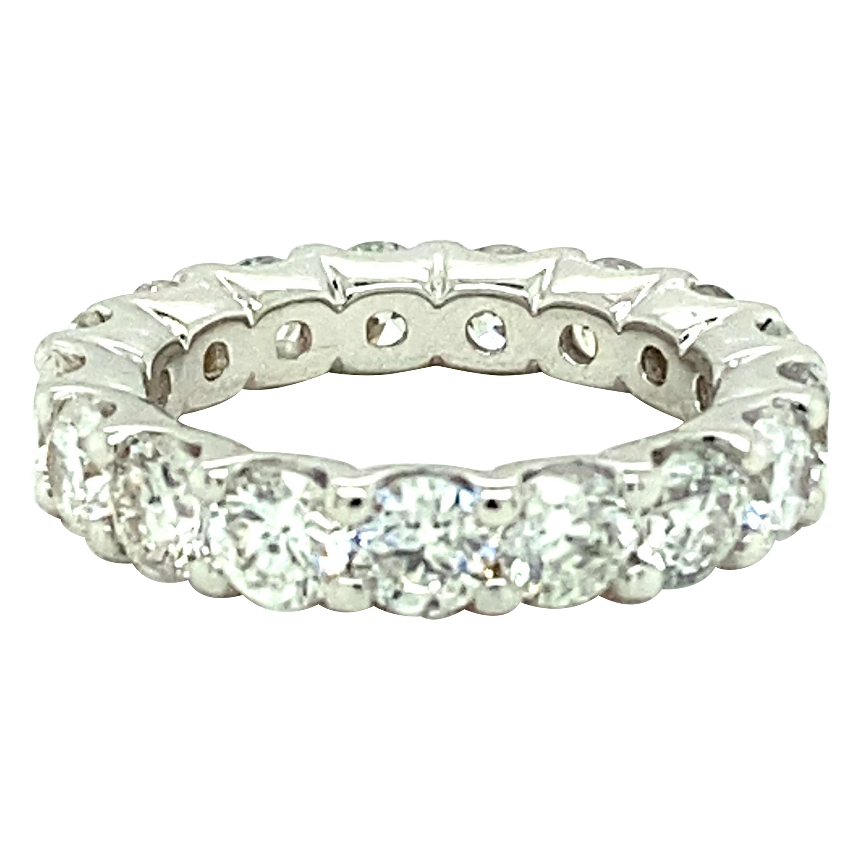 5.20 Ct Diamond Eternity Band Ring in 18kt White Gold For Sale