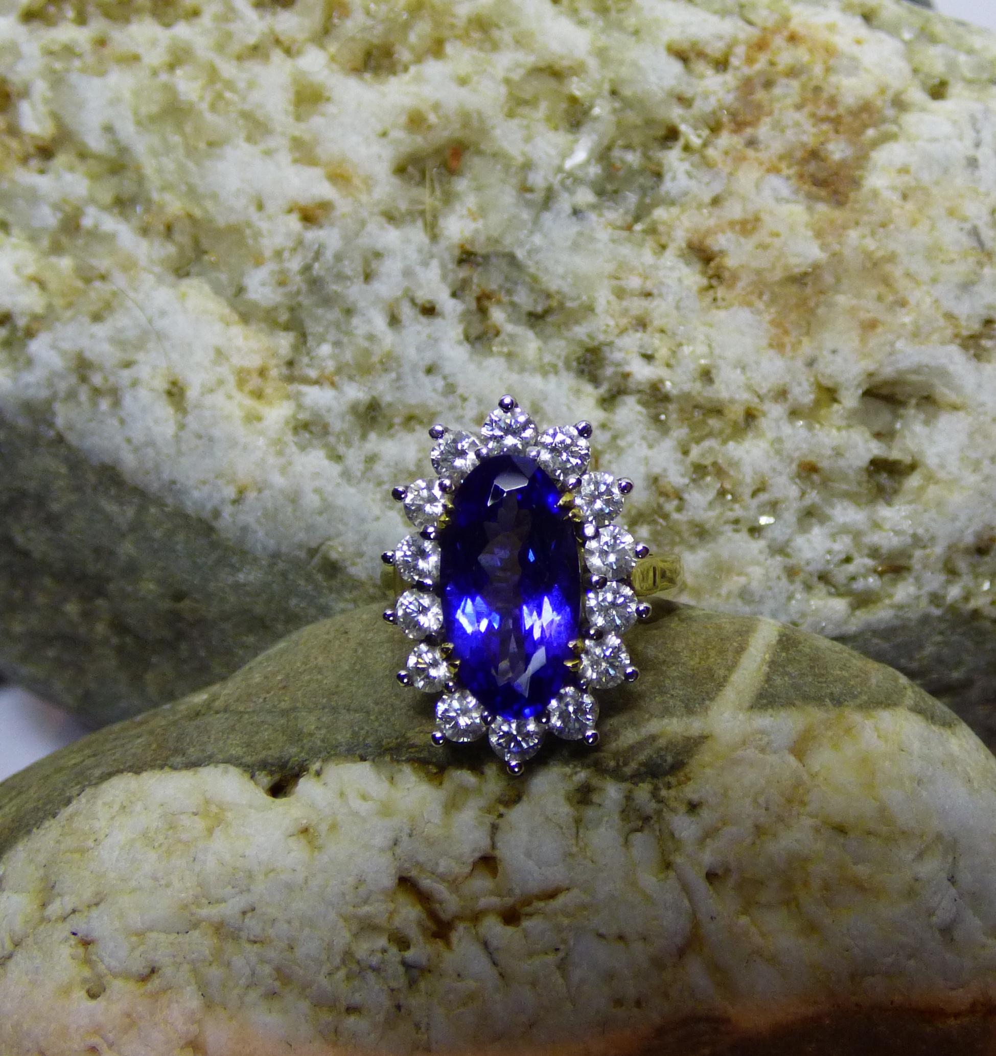 Modern 5.20ct Tanzanite and Diamond Cluster Ring For Sale