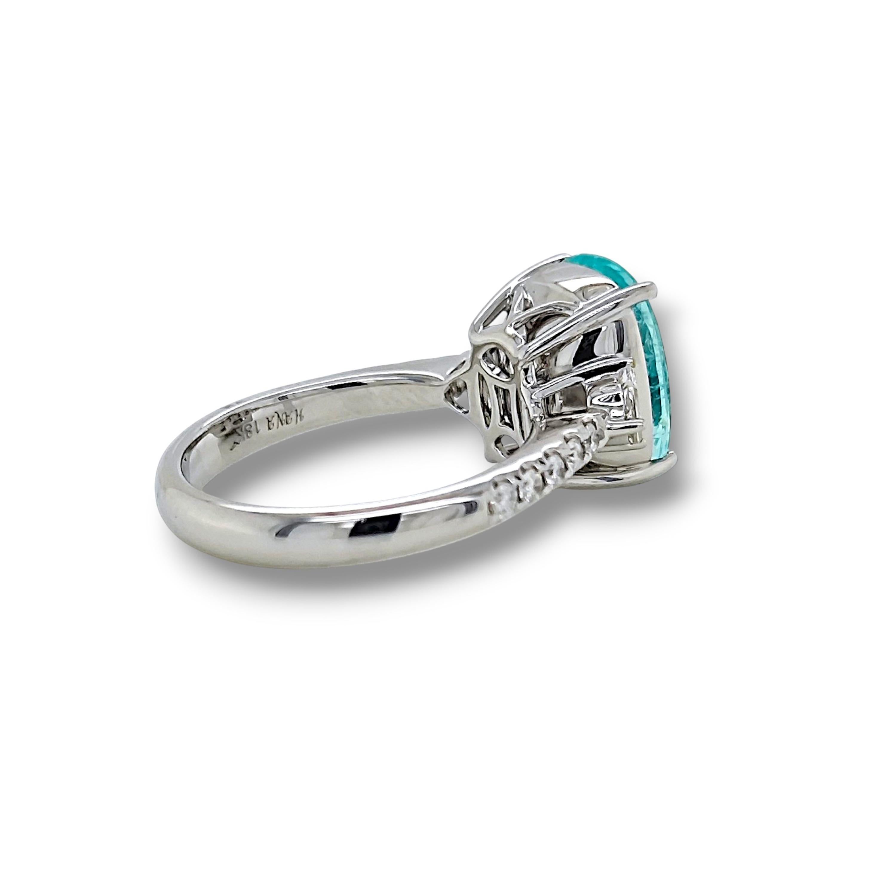 1 pierre naturelle Paraiba bleu-vert en forme de coussin : 4,79 carats
2 diamants blancs de fantaisie : 0,24 carats
10 diamants blancs ronds : 0.18 Carats
Métal : or blanc 18 carats, 5,70 grammes
