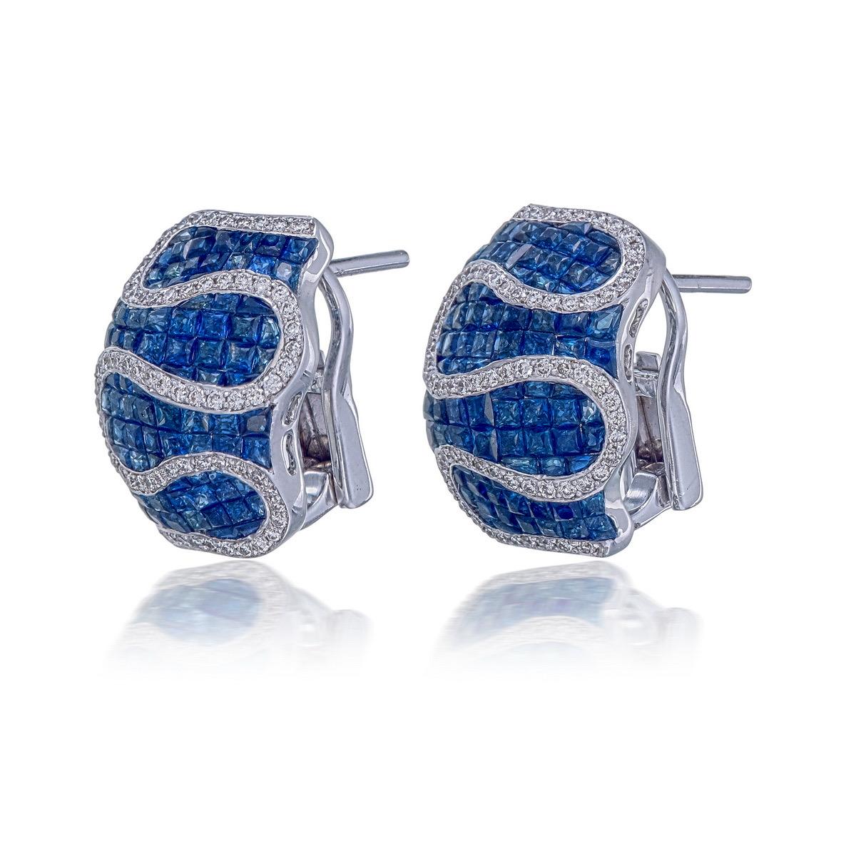 Ti presentiamo uno splendido paio di orecchini con 5,21 carati di zaffiri blu, che mettono in mostra il loro colore vibrante e la loro eleganza.

Intorno agli zaffiri ci sono 0,50 carati di diamanti scintillanti, che esaltano la brillantezza e il