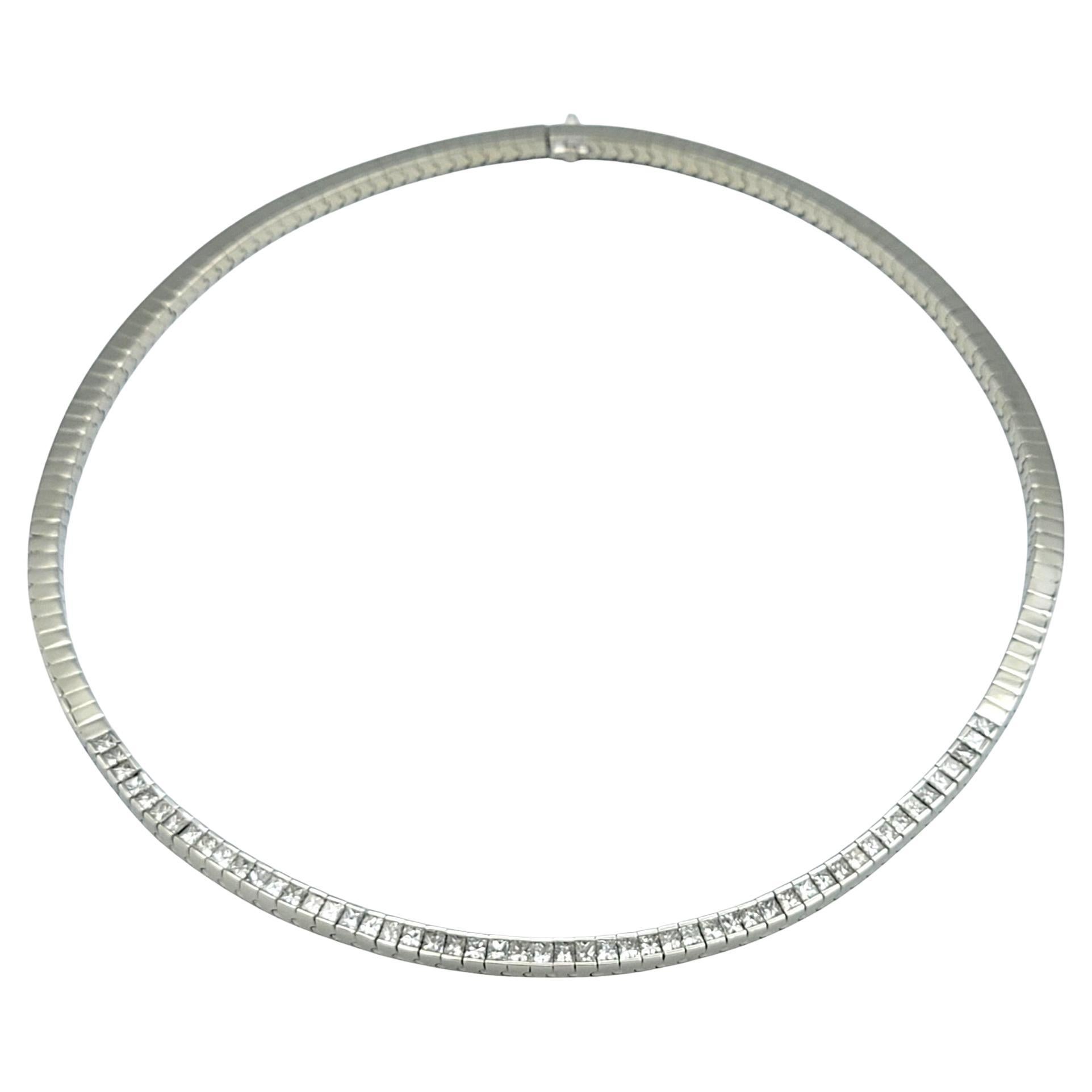 Espressione di eleganza senza tempo, questa splendida collana presenta una catena a serpente senza soluzione di continuità ornata da diamanti taglio princess, incastonati in un radioso oro bianco da 18 carati. I diamanti meticolosamente disposti