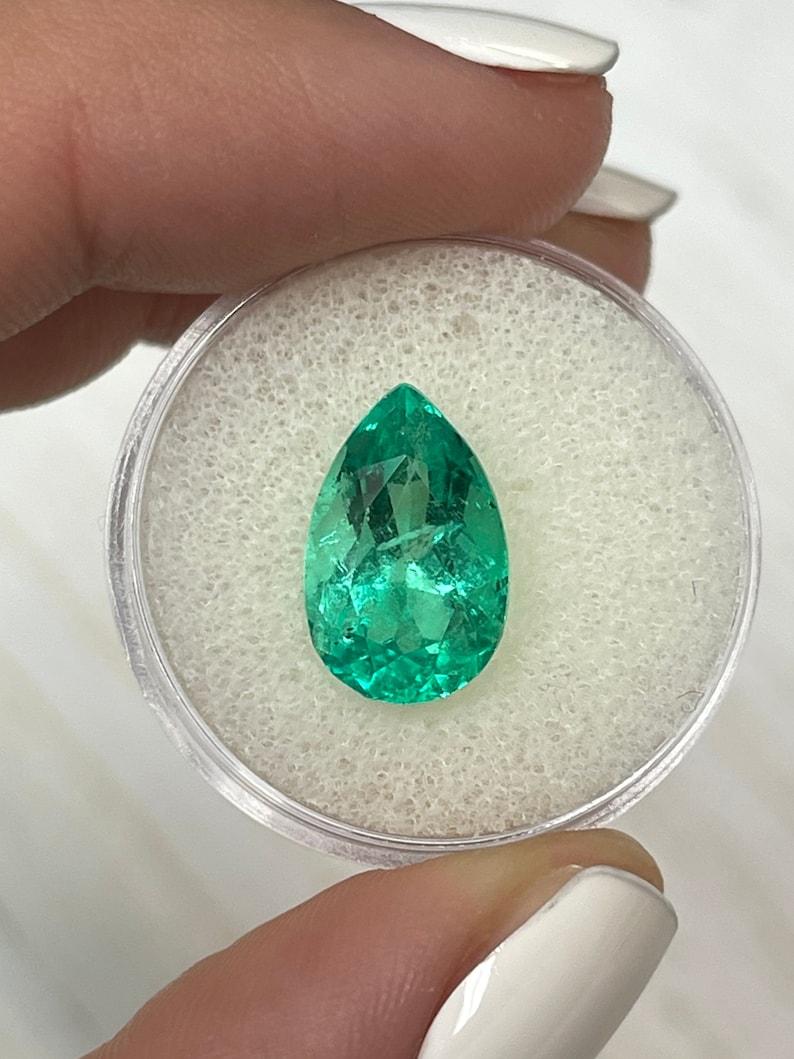 A. Stone: Smeraldo
Peso: 5,21 carati
Forma: Taglio a pera
Chiarezza: Trasparente
Lucentezza: Eccellente-Molto buona
Colore: Verde giallastro brillante
Misure: 14,29 mm x 9,09 mm x 7,37 mm
Origine geografica: Colombia
Trattamento: Naturale,