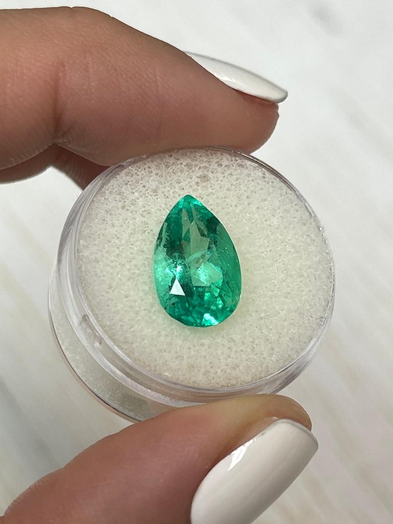 Moderno Smeraldo colombiano da 5,21 carati - Pietra di maggio a goccia con taglio a pera 14,3x9 in vendita