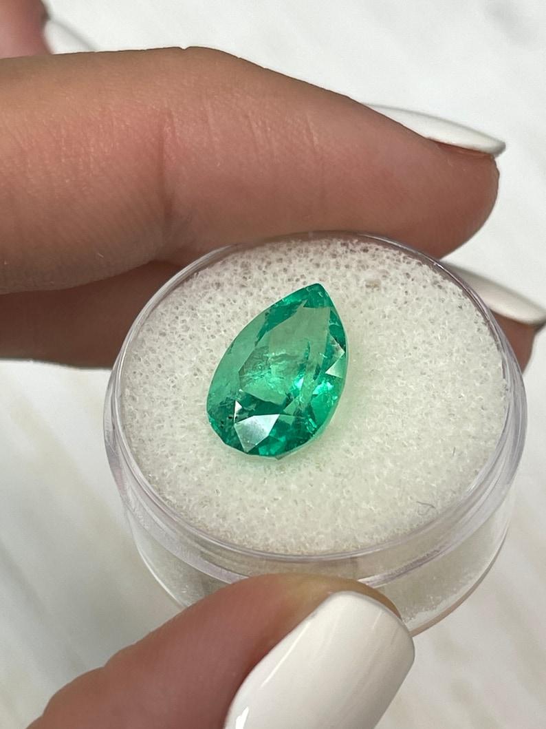 Smeraldo colombiano da 5,21 carati - Pietra di maggio a goccia con taglio a pera 14,3x9 In condizioni Nuovo in vendita a Jupiter, FL
