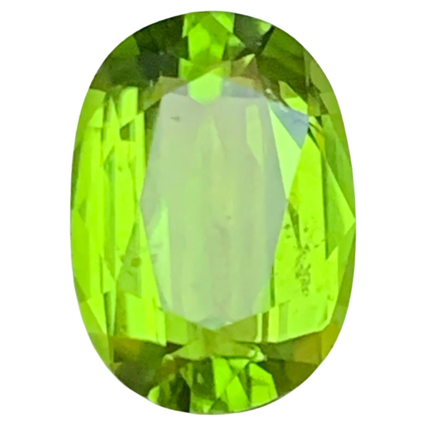 5.21 Carat Vivid Green Natural Peridot, Oval Cut Loose Gemstone from Pakistan (péridot naturel vert vif, taille ovale)