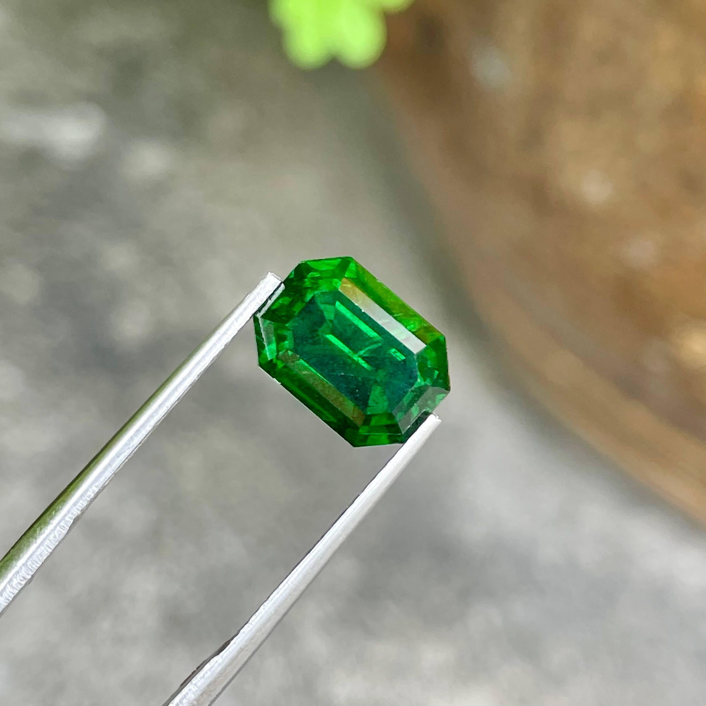 Moderne Pierre précieuse naturelle du Kenya, grenat tsavorite vert taille émeraude de 5,21 carats en vente
