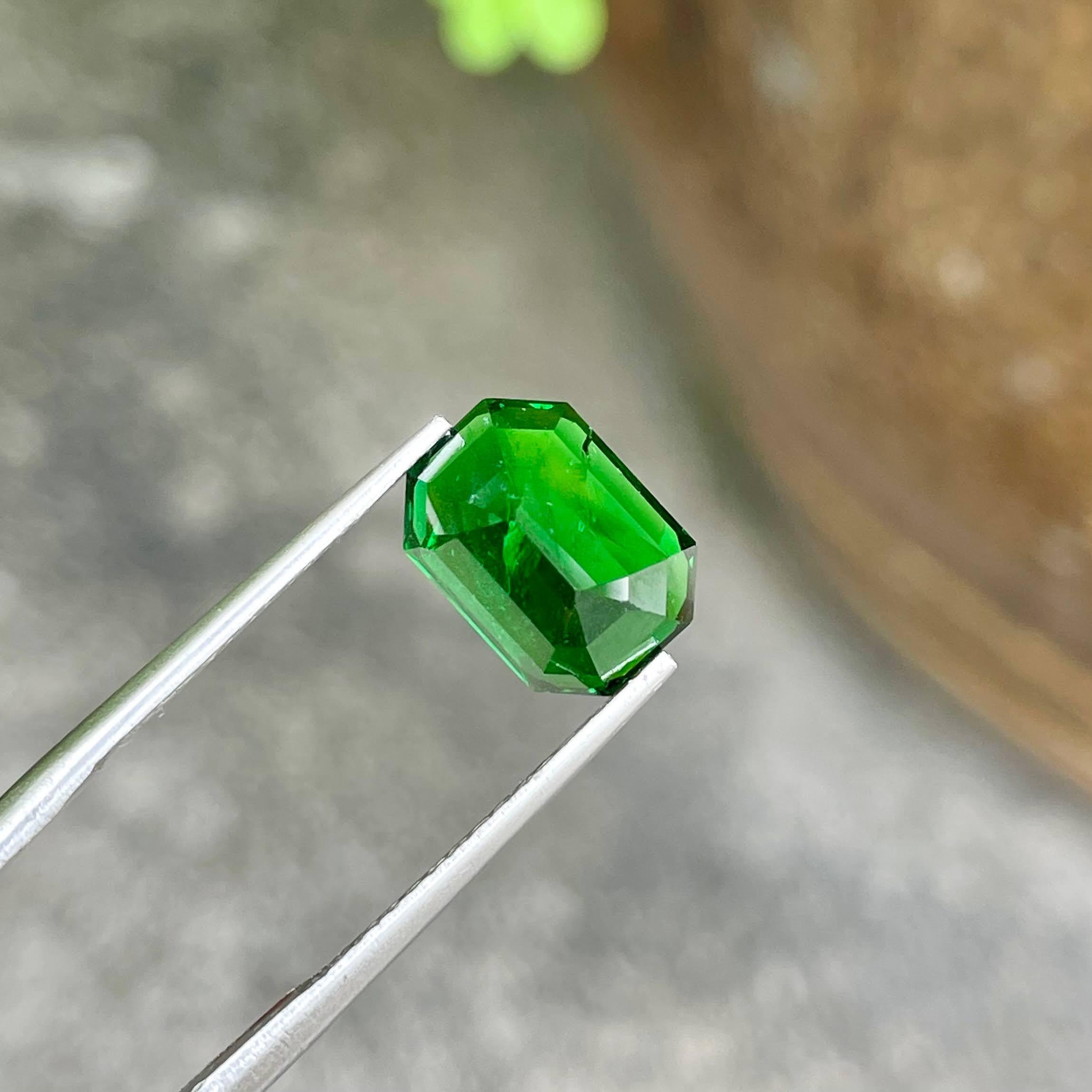 Pierre précieuse naturelle du Kenya, grenat tsavorite vert taille émeraude de 5,21 carats Neuf - En vente à Bangkok, TH
