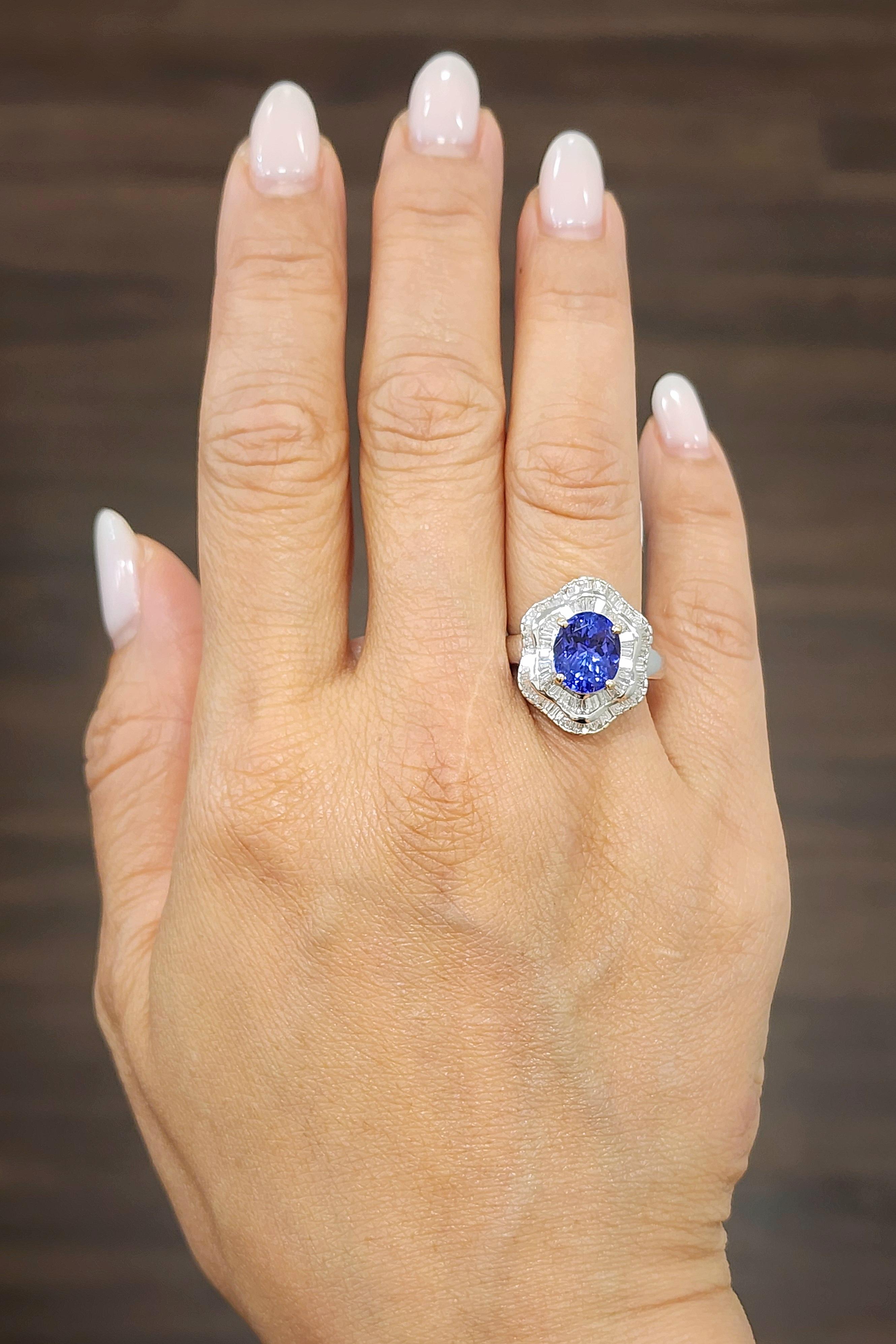 Dieser atemberaubende Ring zeigt einen ovalen Tansanit von 3,11 Karat in einem wunderschönen Blauton, umgeben von funkelnden weißen Diamanten. Der Ring ist aus 18 Karat Weißgold gefertigt und hat die Ringgröße 7. Die Edelsteine sind so gefasst, dass
