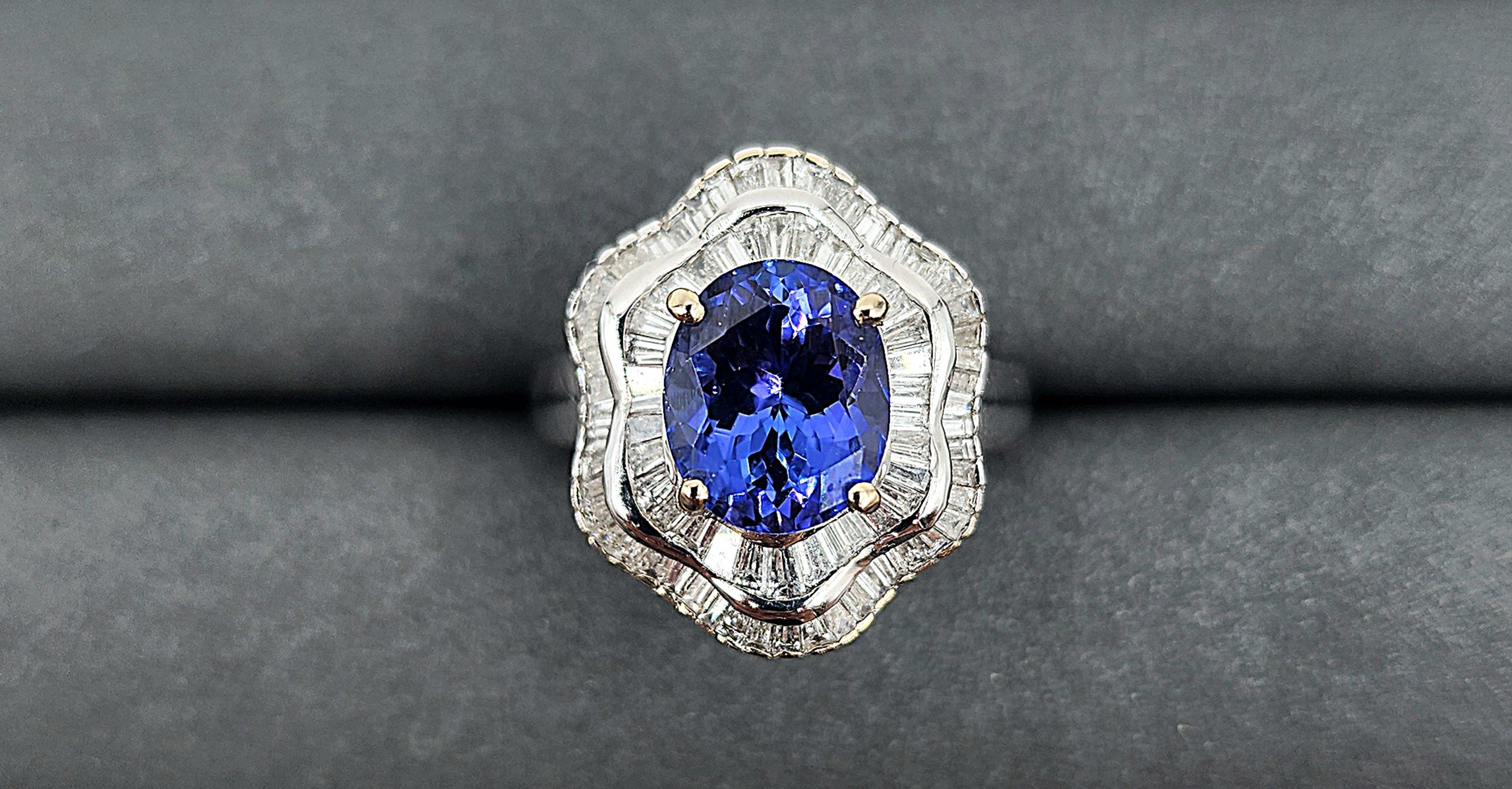 5.21 Karat Tansanit & Diamantring im Angebot