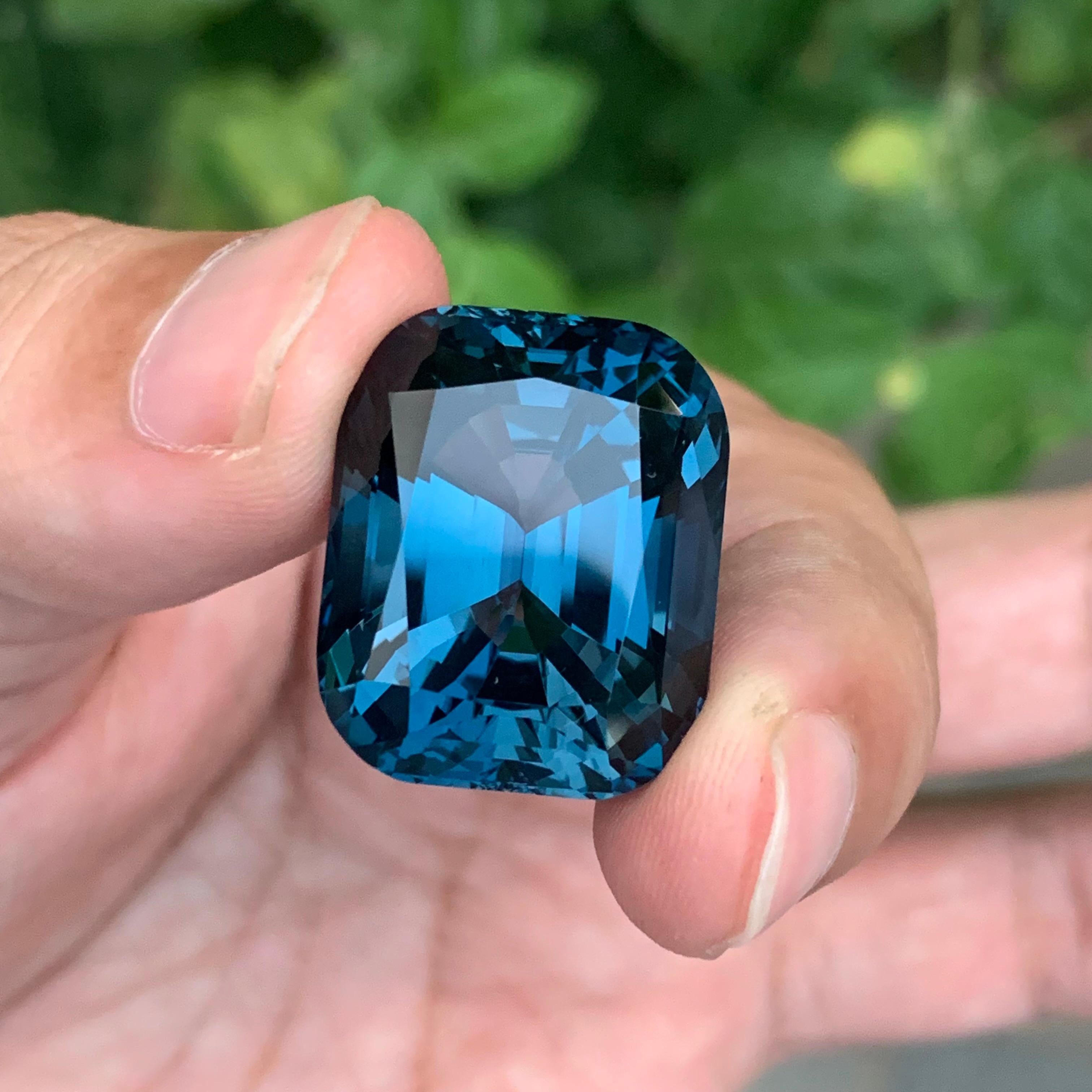 52.15 Carati Nature sciolte di Topazio Blu di Londra a forma di cuscino in vendita 4