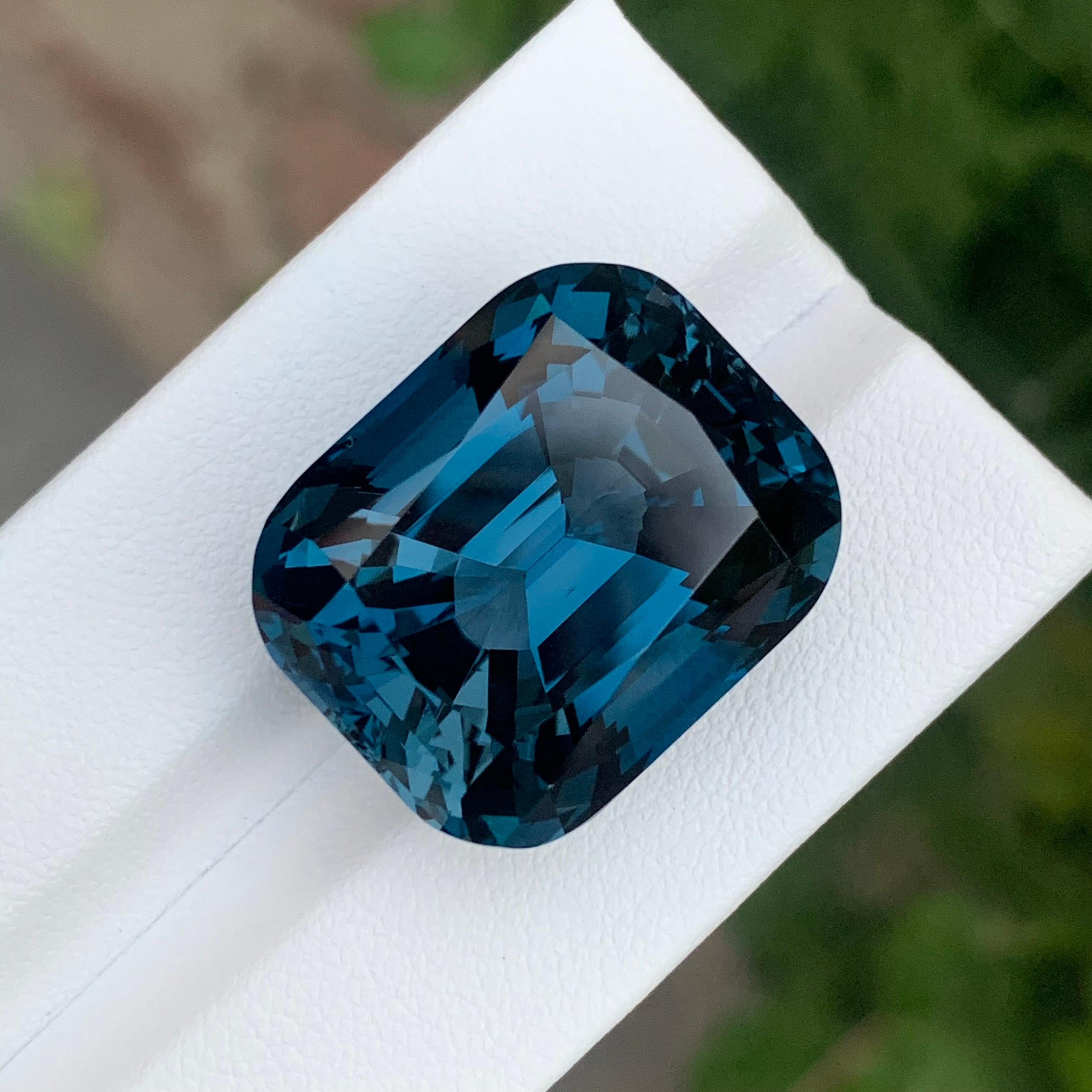 52.15 Carati Nature sciolte di Topazio Blu di Londra a forma di cuscino in vendita 5