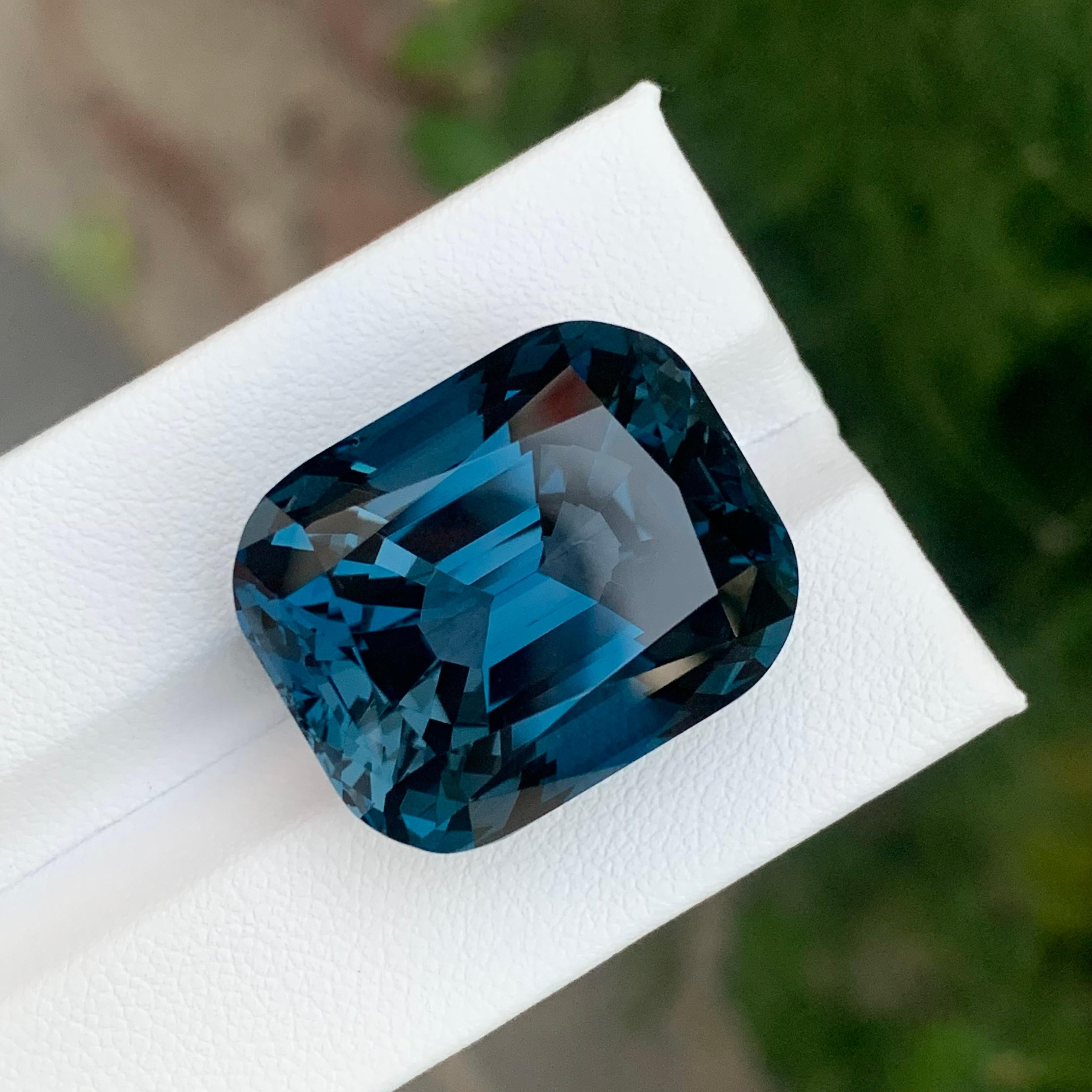 Taglio cuscino 52.15 Carati Nature sciolte di Topazio Blu di Londra a forma di cuscino in vendita