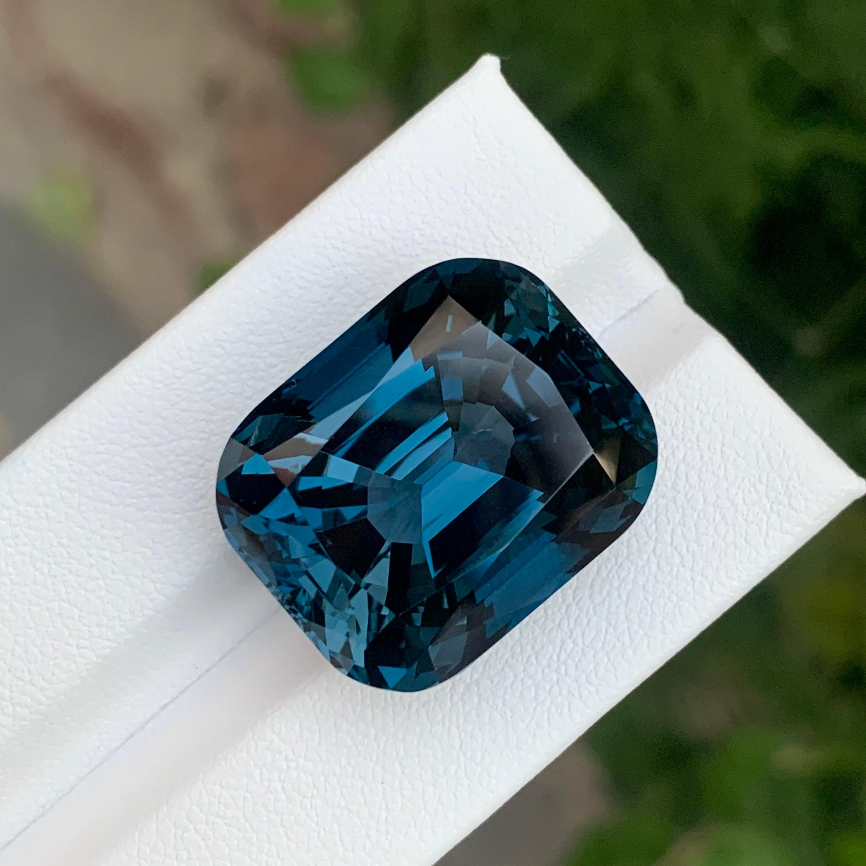 52.15 Carati Nature sciolte di Topazio Blu di Londra a forma di cuscino In condizioni Nuovo in vendita a Peshawar, PK