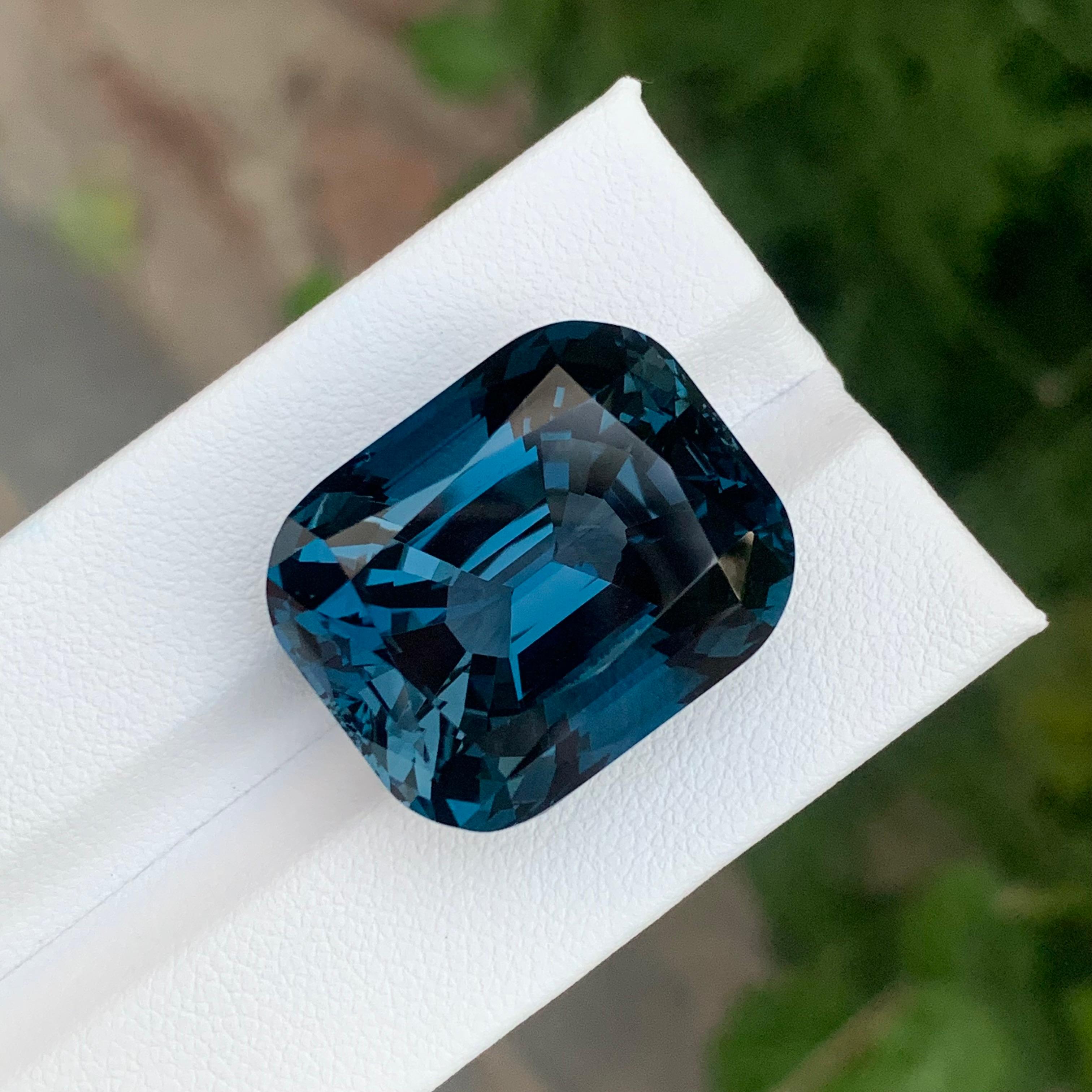da uomo o donna 52.15 Carati Nature sciolte di Topazio Blu di Londra a forma di cuscino in vendita
