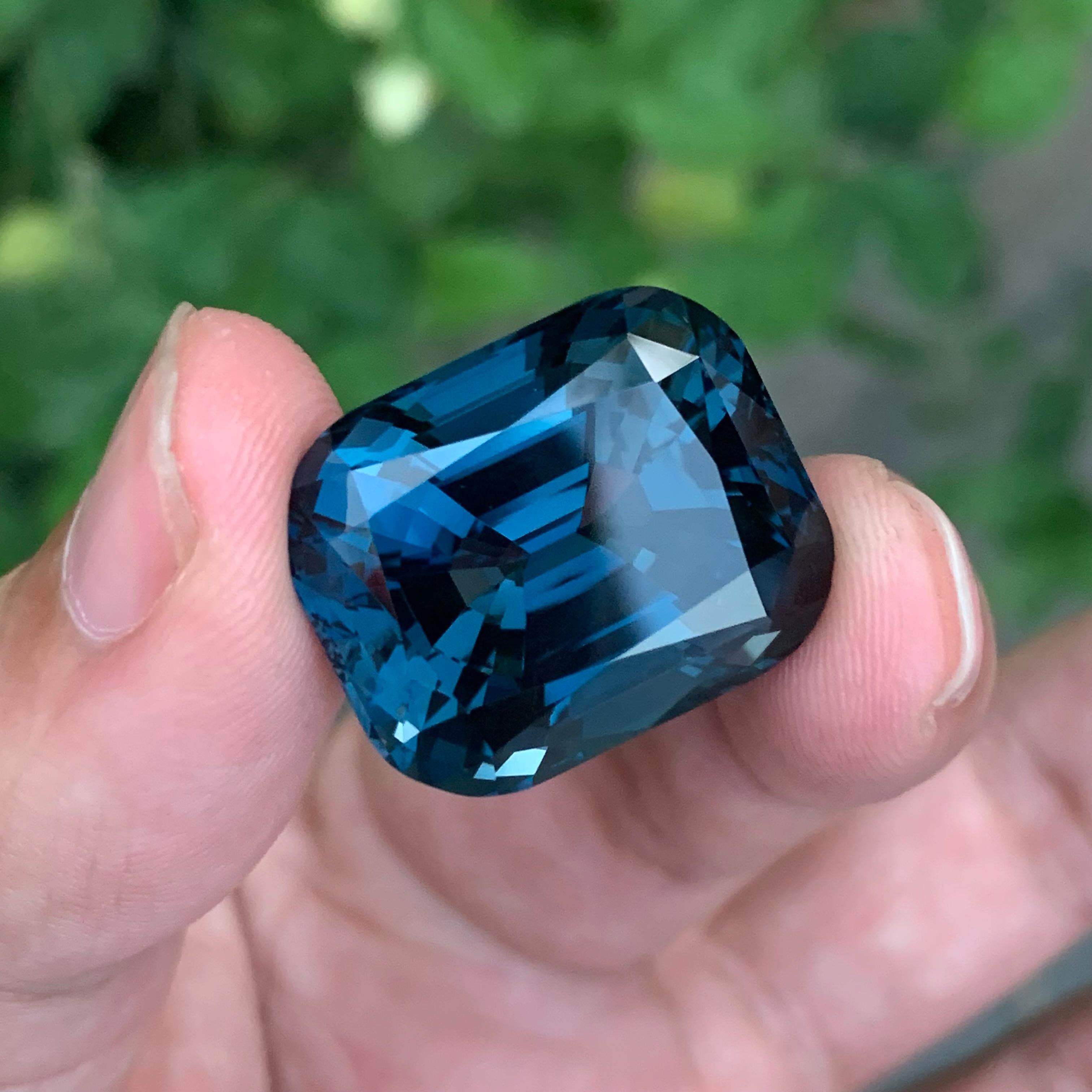 52.15 Carati Nature sciolte di Topazio Blu di Londra a forma di cuscino in vendita 1