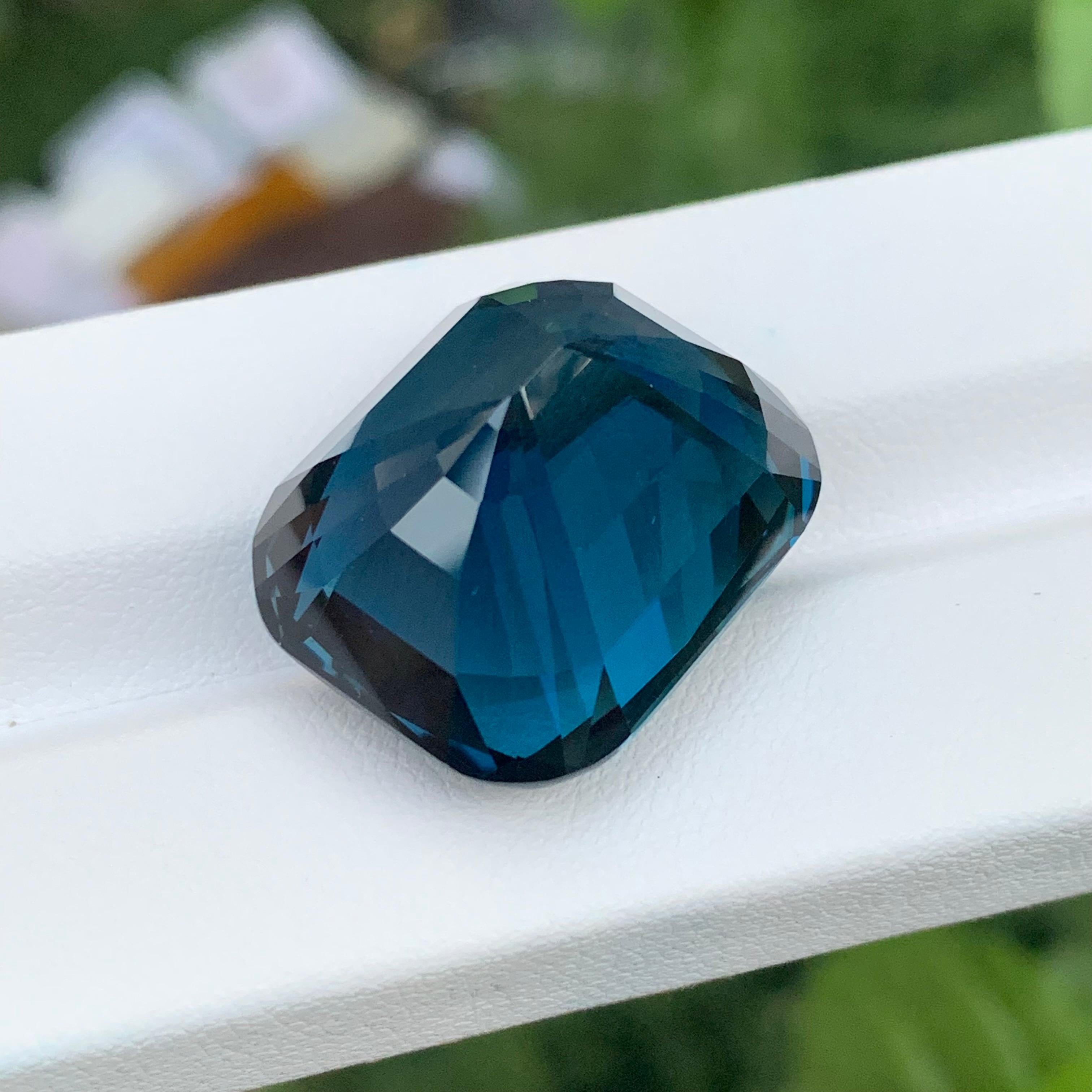 52.15 Carati Nature sciolte di Topazio Blu di Londra a forma di cuscino in vendita 3