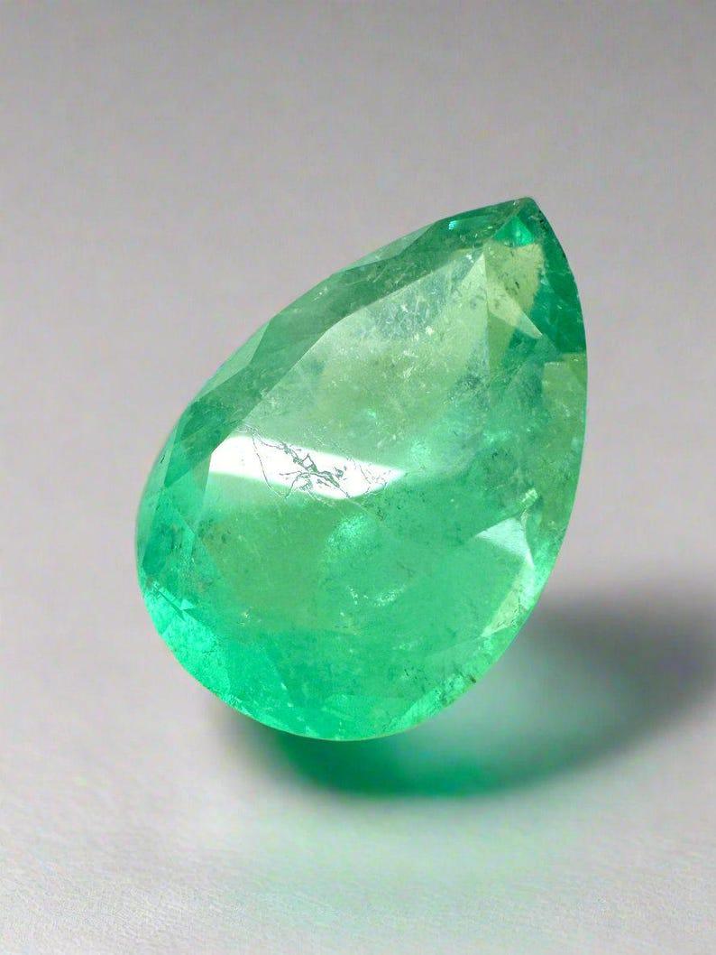 A. Stone: Smeraldo
Peso: 5,21 carati
Forma: Taglio a pera
Chiarezza: Trasparente
Lucentezza: Buona
Colore: Verde limone pastello
Misure: 14,44 mm x 10,03 mm x 6,47 mm
Origine geografica: Colombia
Trattamento: Naturale, oliatura

Commenti: A causa