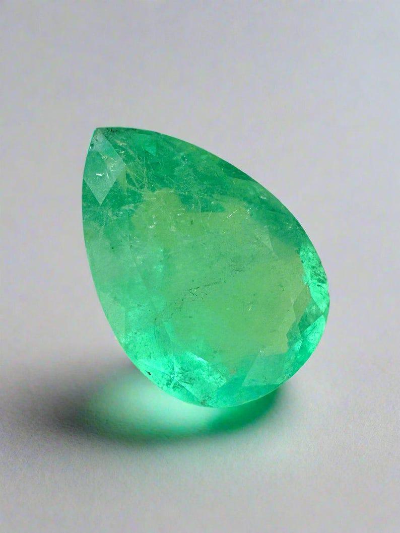 Moderno 5,21 ct 14x10 Smeraldo colombiano verde lime pastello - Gemma di nascita di maggio con taglio a pera in vendita