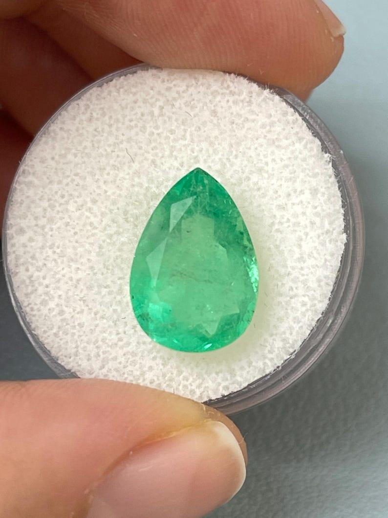 Taglio a goccia 5,21 ct 14x10 Smeraldo colombiano verde lime pastello - Gemma di nascita di maggio con taglio a pera in vendita