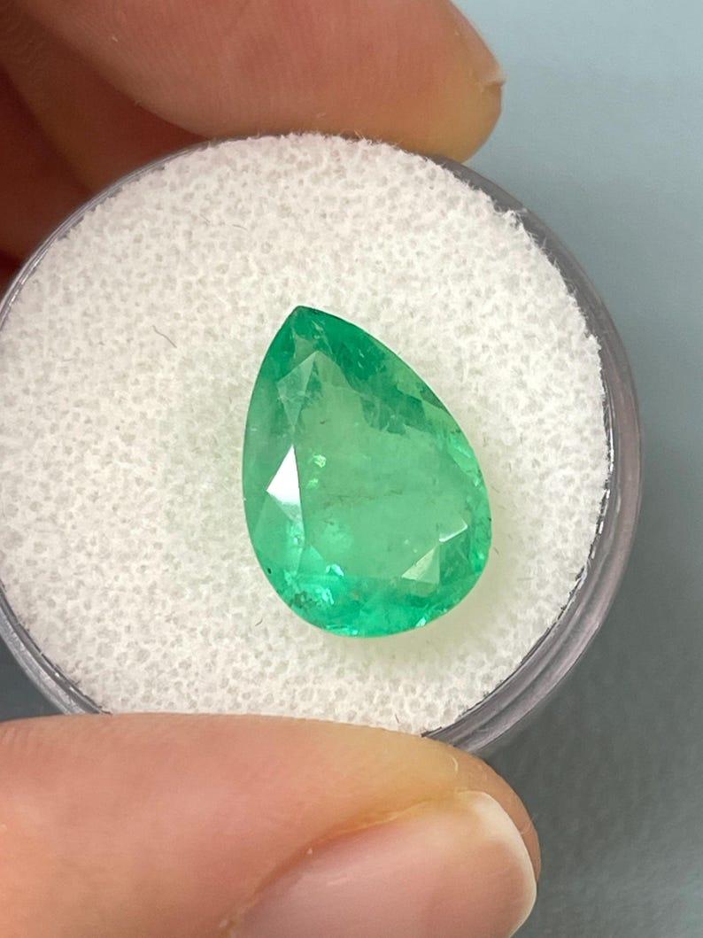 5,21 ct 14x10 Smeraldo colombiano verde lime pastello - Gemma di nascita di maggio con taglio a pera In condizioni Nuovo in vendita a Jupiter, FL