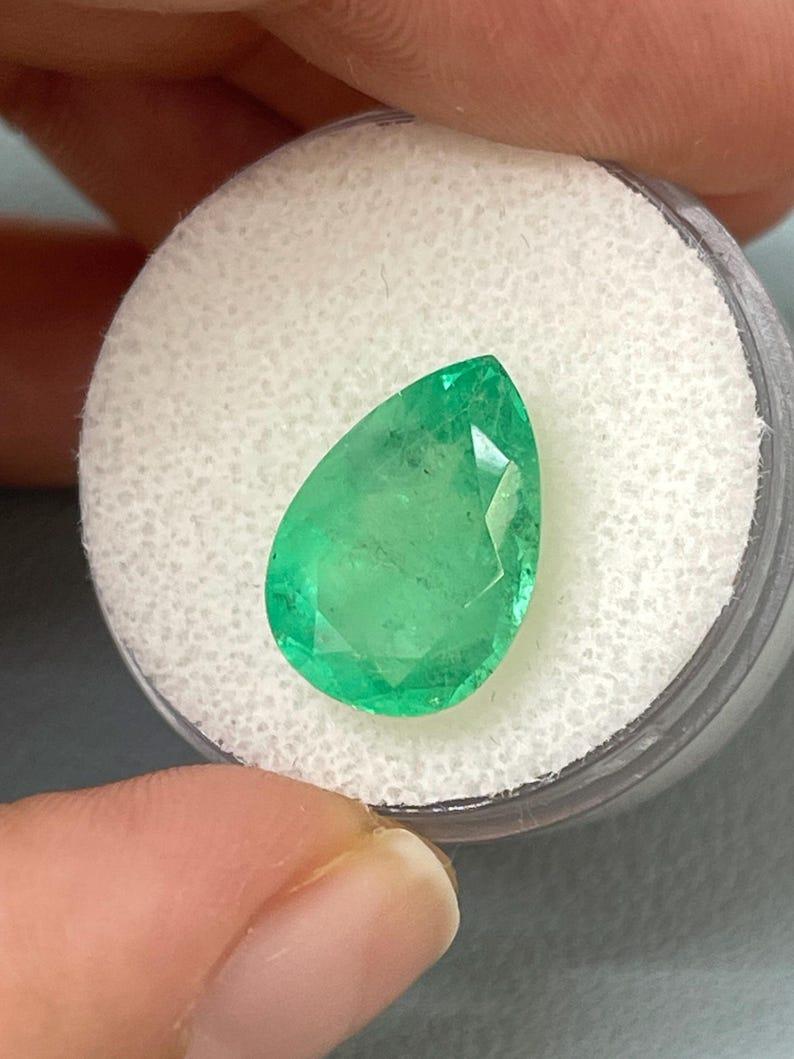 Donna 5,21 ct 14x10 Smeraldo colombiano verde lime pastello - Gemma di nascita di maggio con taglio a pera in vendita