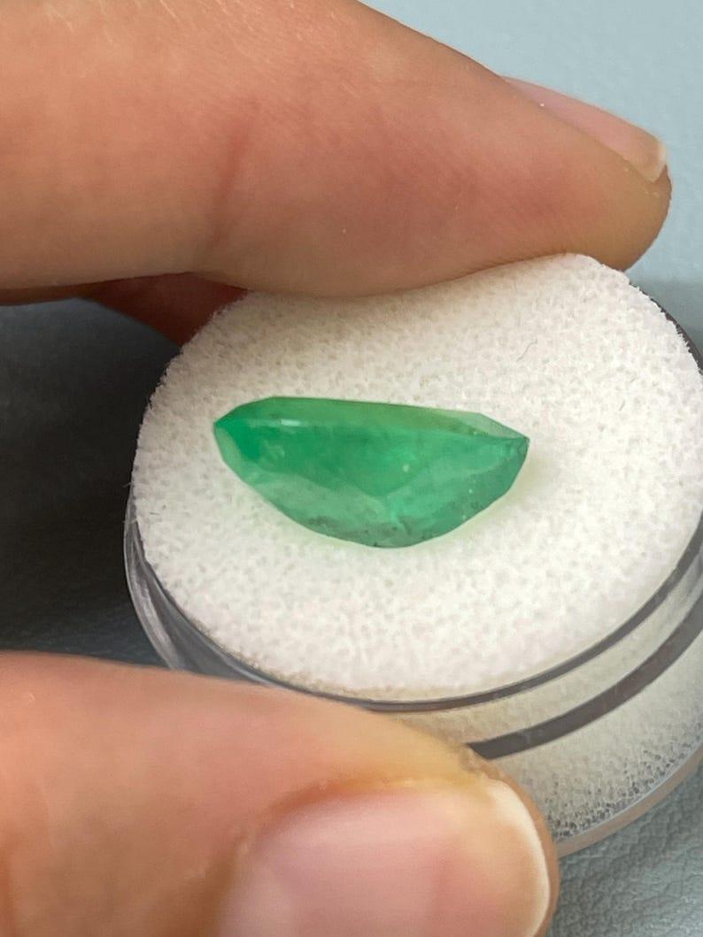5,21 ct 14x10 Smeraldo colombiano verde lime pastello - Gemma di nascita di maggio con taglio a pera in vendita 1
