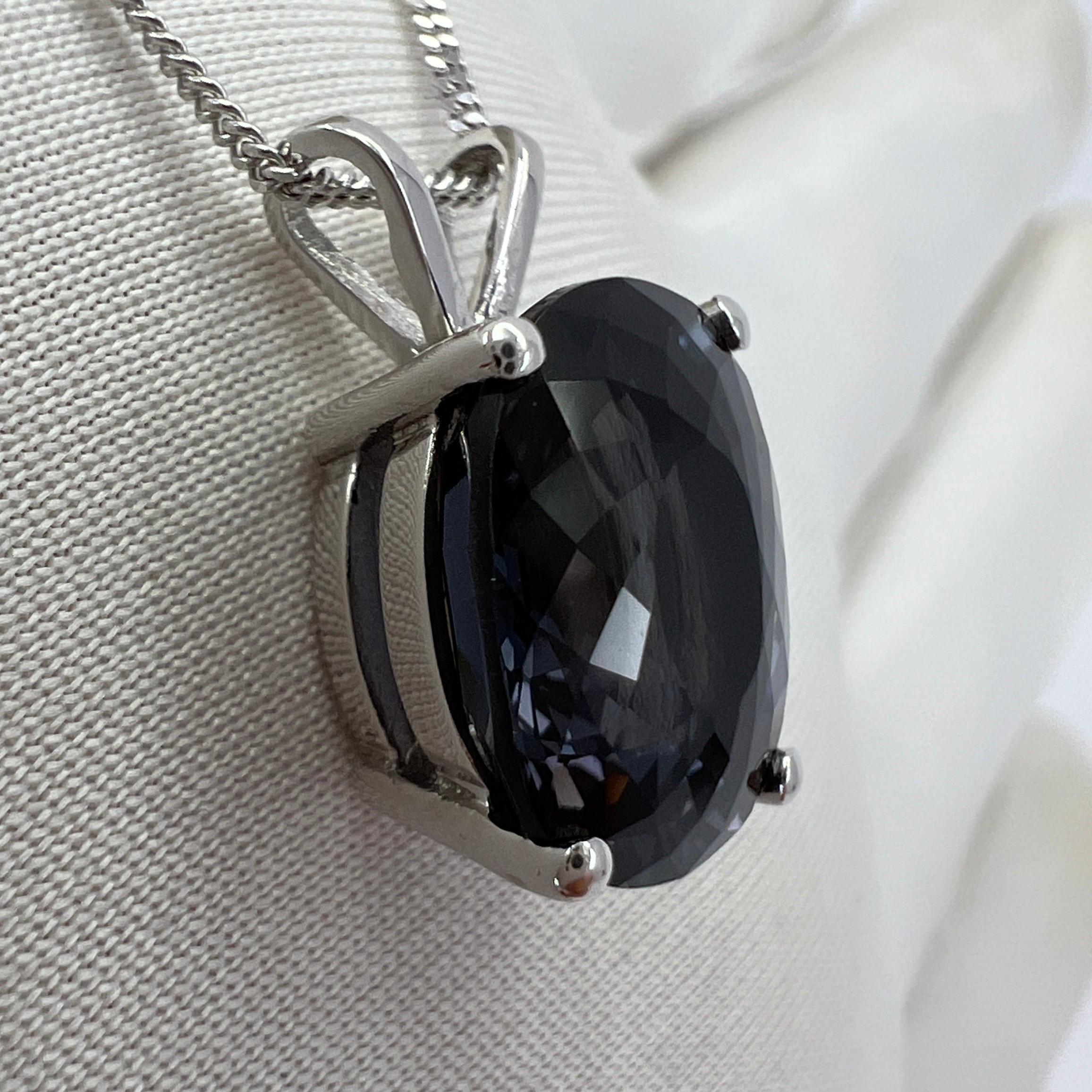 Taille ovale Pendentif solitaire ovale fantaisie en or blanc 18 carats avec spinelle en titane gris violet et 5,21 carats en vente