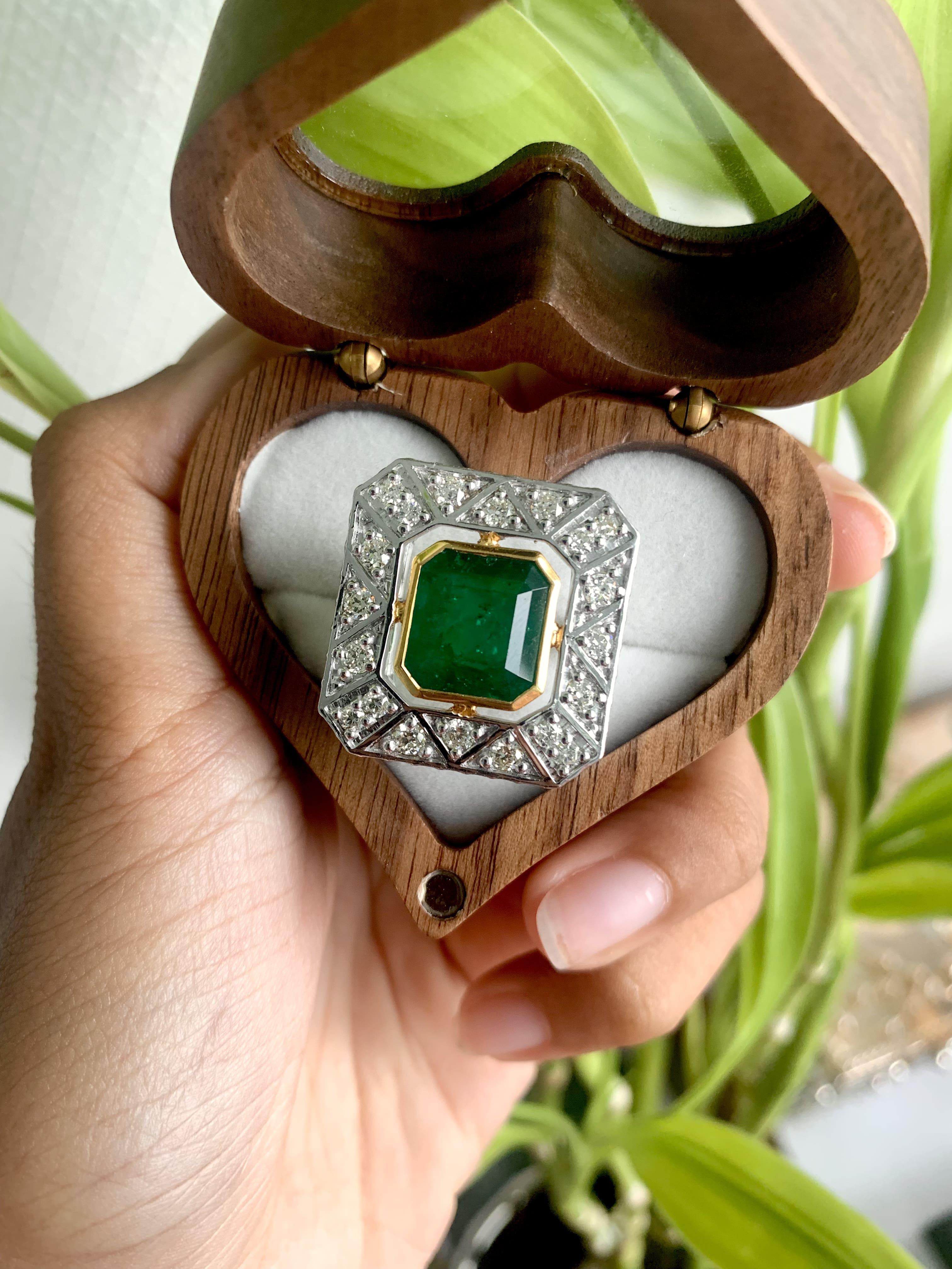 5,22 Karat kolumbianischer Smaragd Art Deco Ring mit Diamanten im Altschliff aus 18 Karat Gold (Smaragdschliff) im Angebot