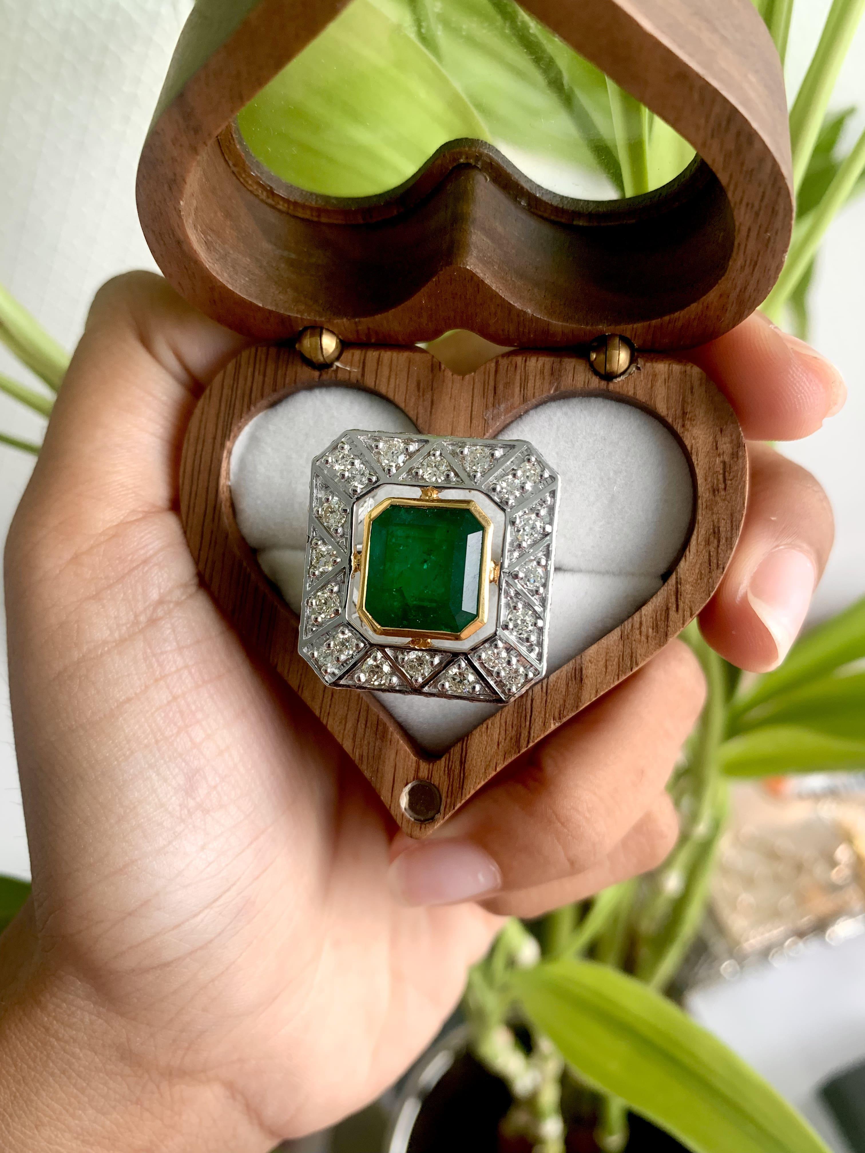 5,22 Karat kolumbianischer Smaragd Art Deco Ring mit Diamanten im Altschliff aus 18 Karat Gold im Zustand „Neu“ im Angebot in Bangkok, TH