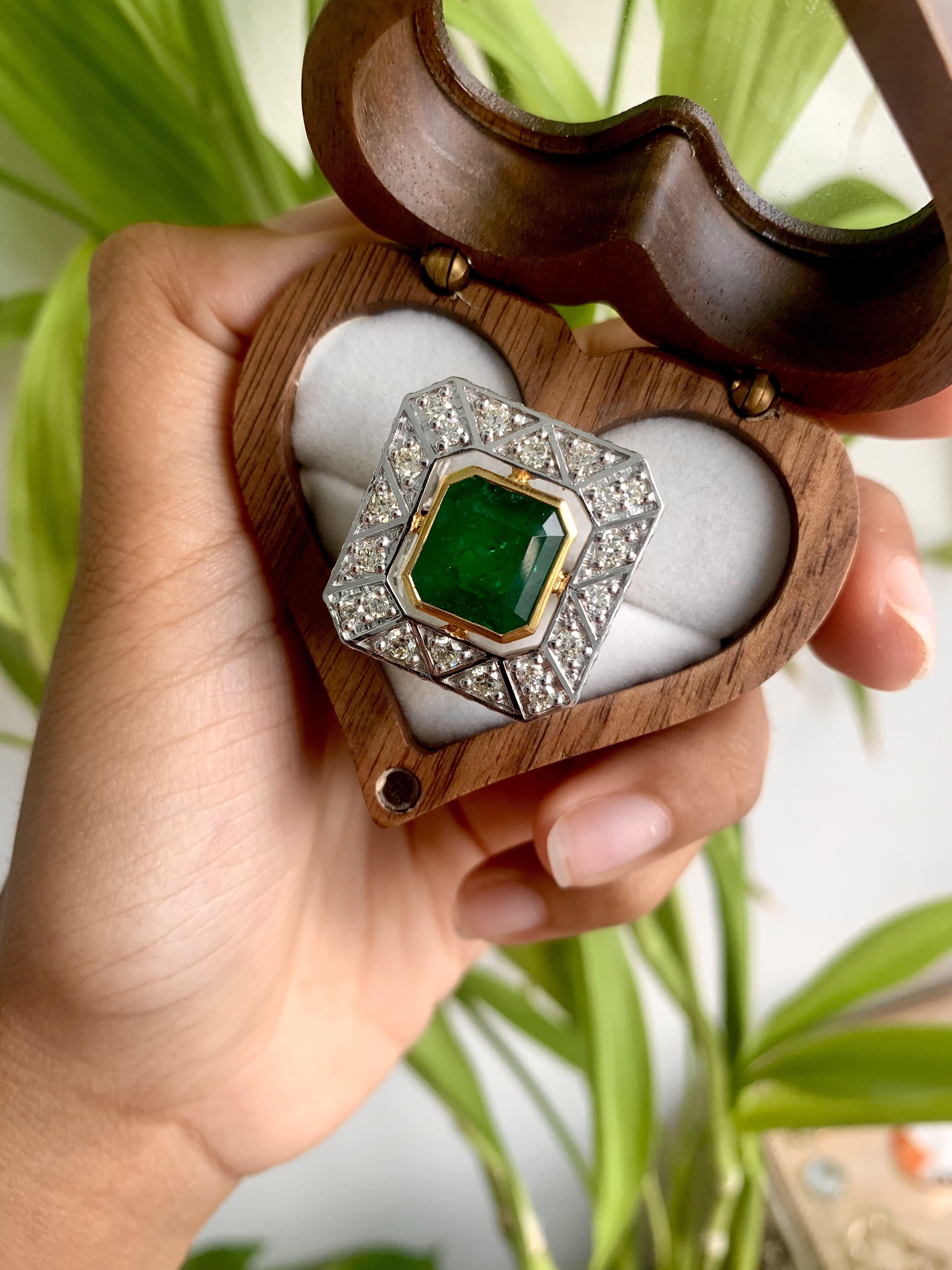 5,22 Karat kolumbianischer Smaragd Art Deco Ring mit Diamanten im Altschliff aus 18 Karat Gold für Damen oder Herren im Angebot