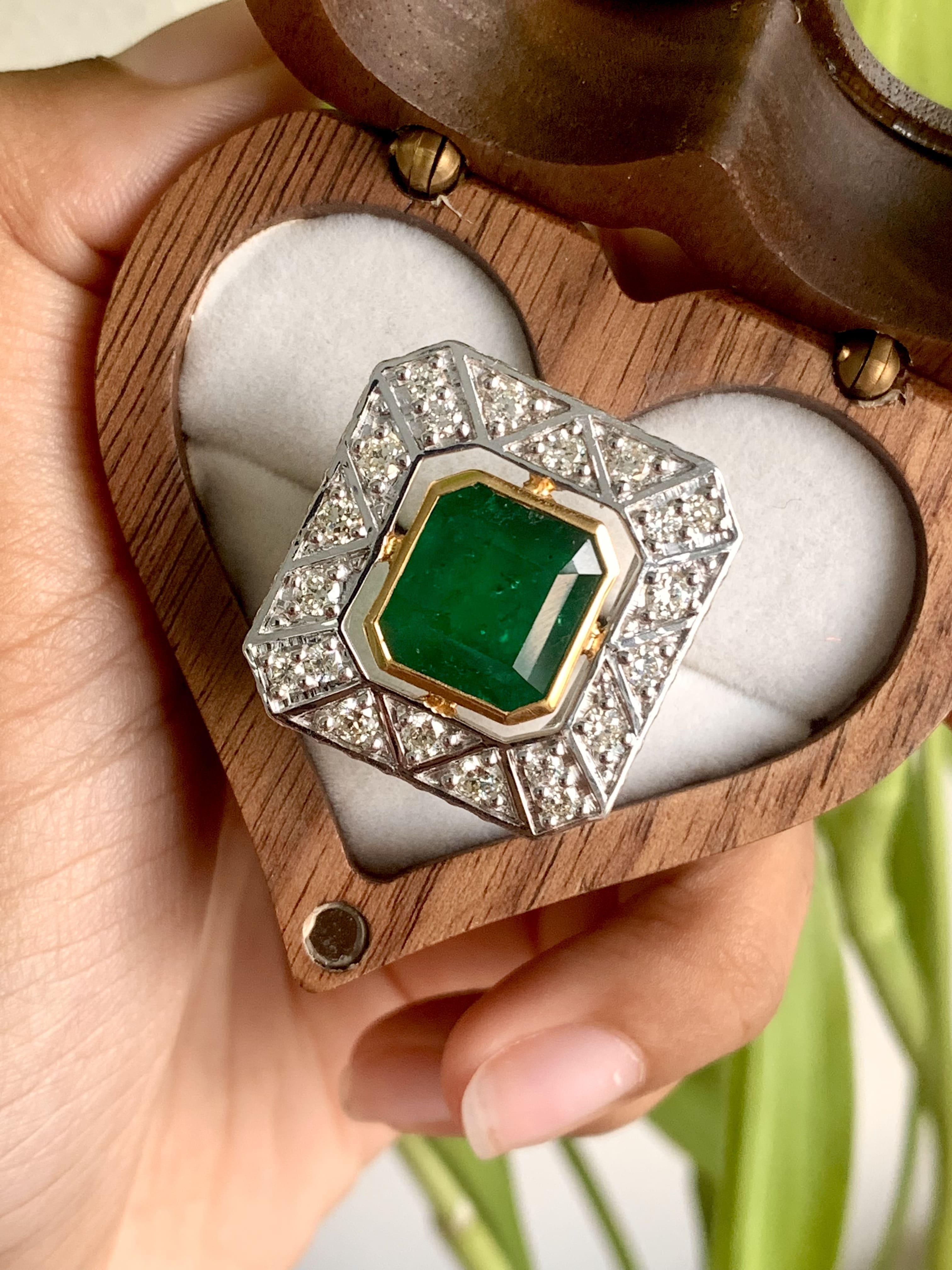 5,22 Karat kolumbianischer Smaragd Art Deco Ring mit Diamanten im Altschliff aus 18 Karat Gold im Angebot 1