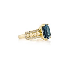 Sunita Nahata London Blauer Topas 5.22 Karat. Fancy Ring aus 18KYG mit Diamant.