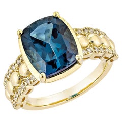 5,22 Karat Londoner Blautopas Ausgefallener Ring aus 18 Karat Gelbgold mit Diamant.