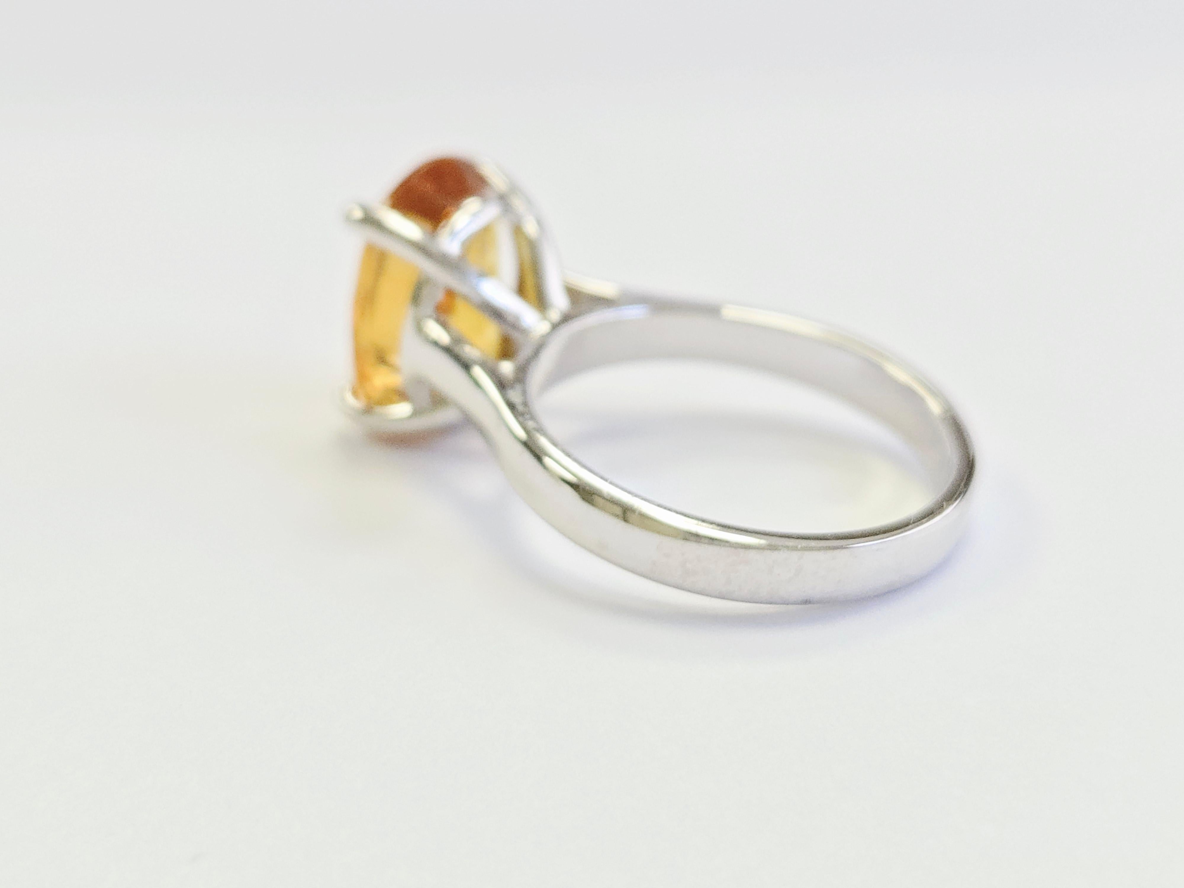 Taglio ovale 5.22-Carat Natural Oval -Shape Vivid Yellow Sapphire Ring White Gold 14 Karat in vendita