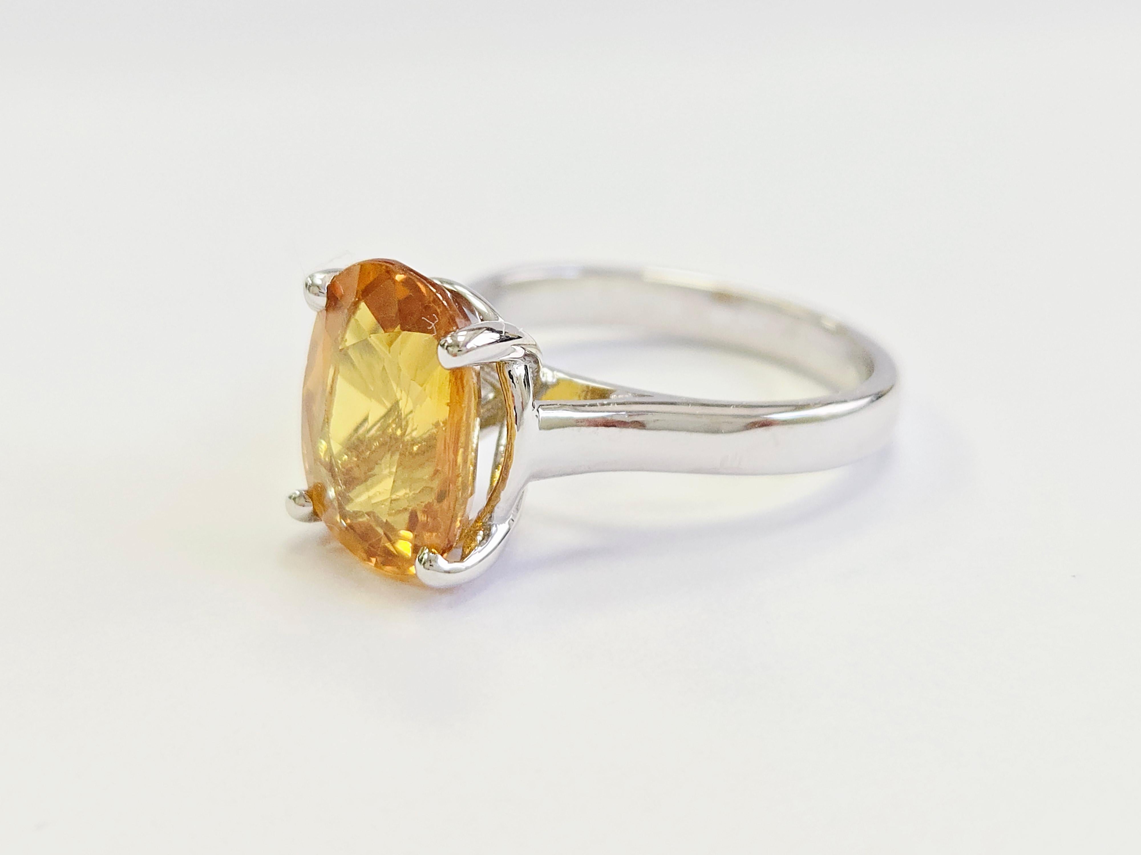 5.22-Carat Natural Oval -Shape Vivid Yellow Sapphire Ring White Gold 14 Karat In condizioni Nuovo in vendita a Great Neck Plaza, NY