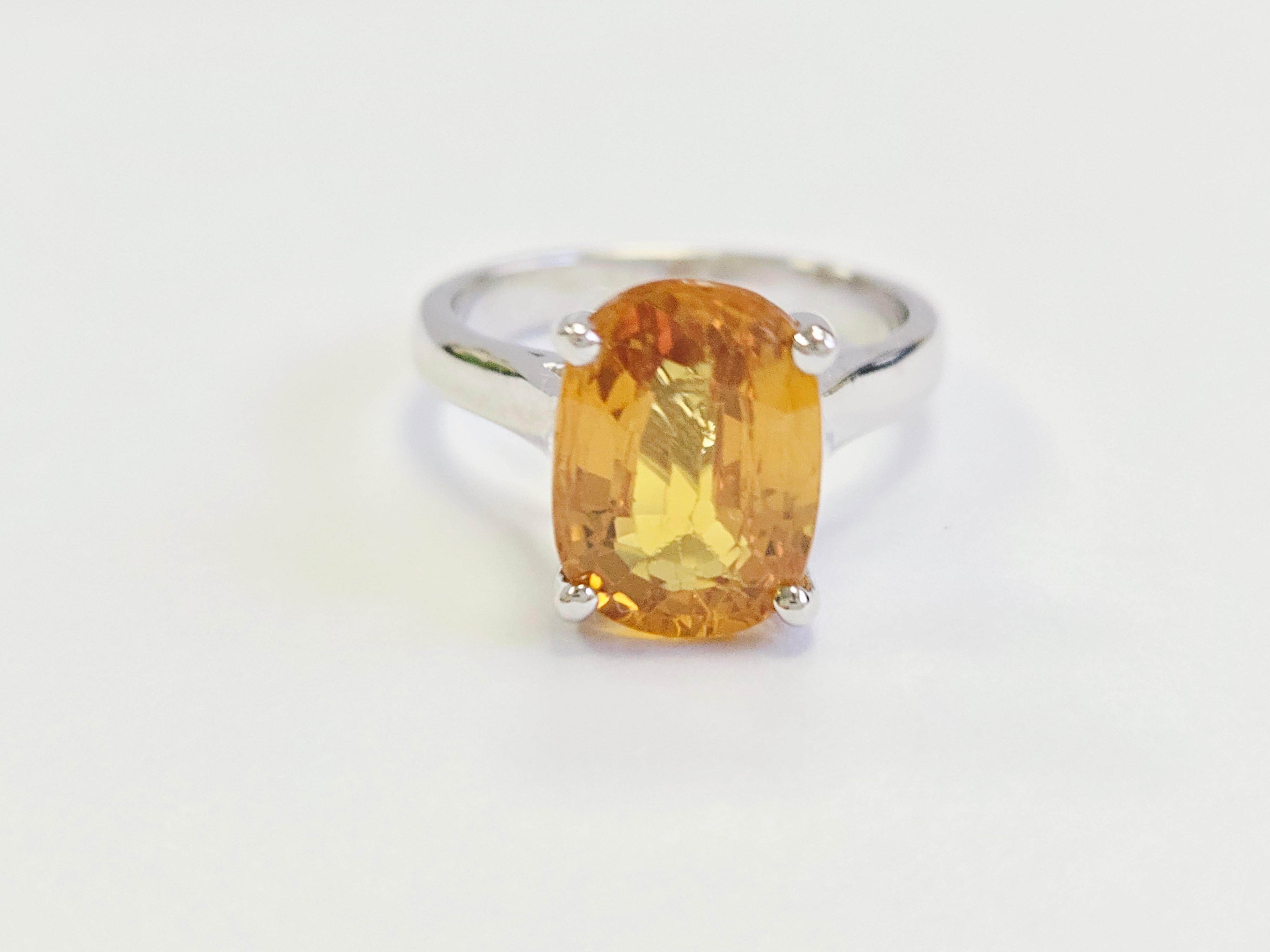 Donna 5.22-Carat Natural Oval -Shape Vivid Yellow Sapphire Ring White Gold 14 Karat in vendita