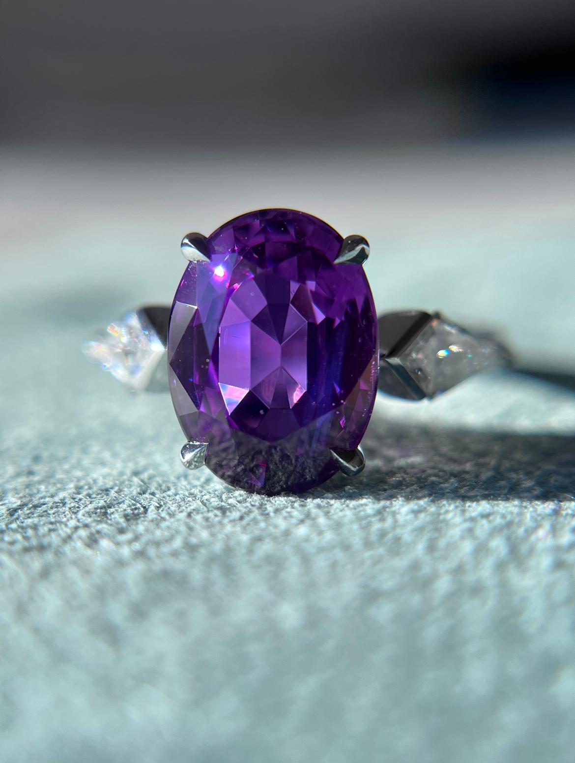 Questo rarissimo e splendido zaffiro naturale di colore fantasia mostra un vibrante colore rosa-viola. Non è stato riscaldato, il che significa che non ha ricevuto alcun miglioramento per ottenere questo incredibile colore e chiarezza, una