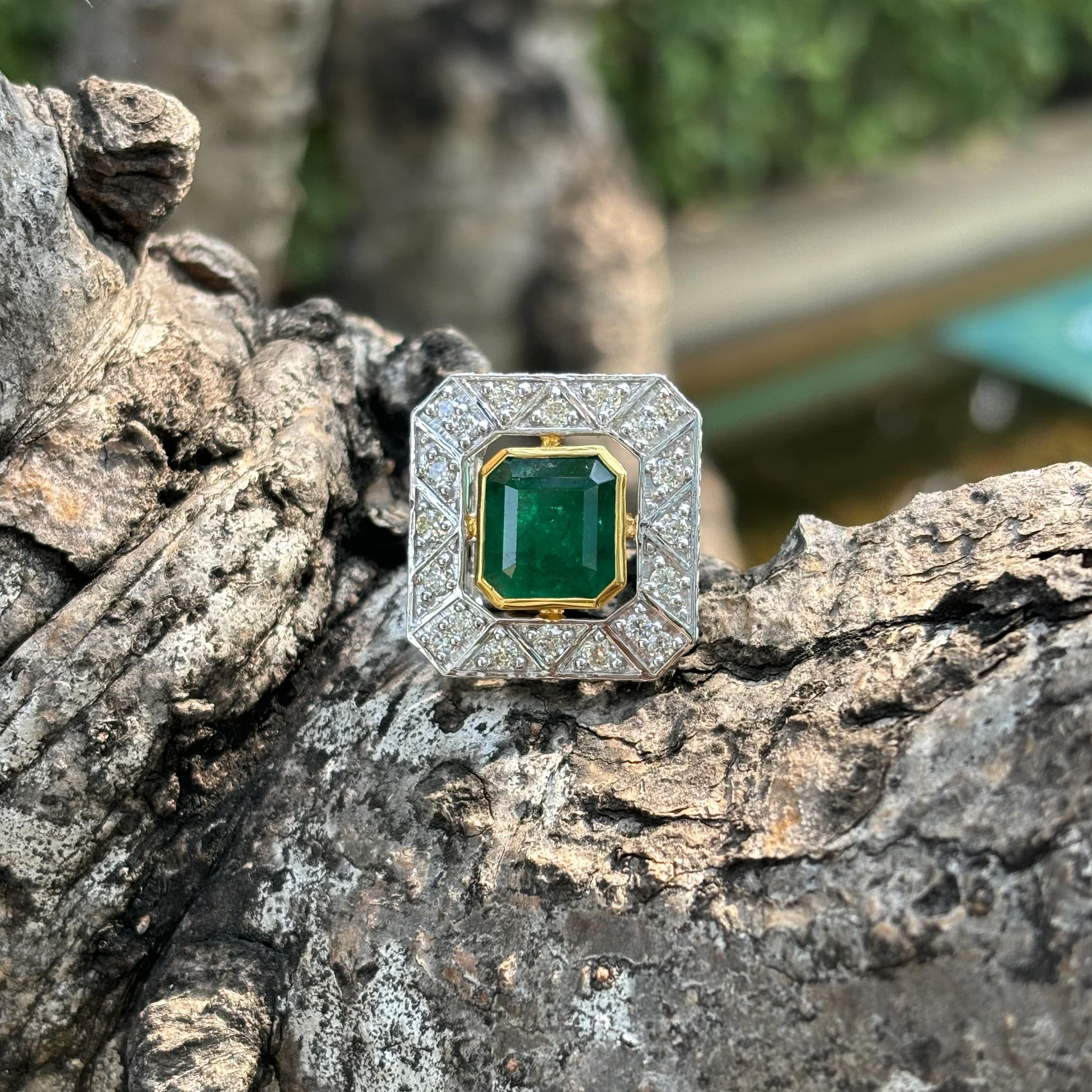 Der Inbegriff von Luxus und Raffinesse ist der atemberaubende, vom Art Deco inspirierte Emerald Statement Ring, ein wahres Wunderwerk in der Welt des edlen Schmucks. Dieses extravagante, mit Präzision und Leidenschaft gefertigte Stück strahlt aus