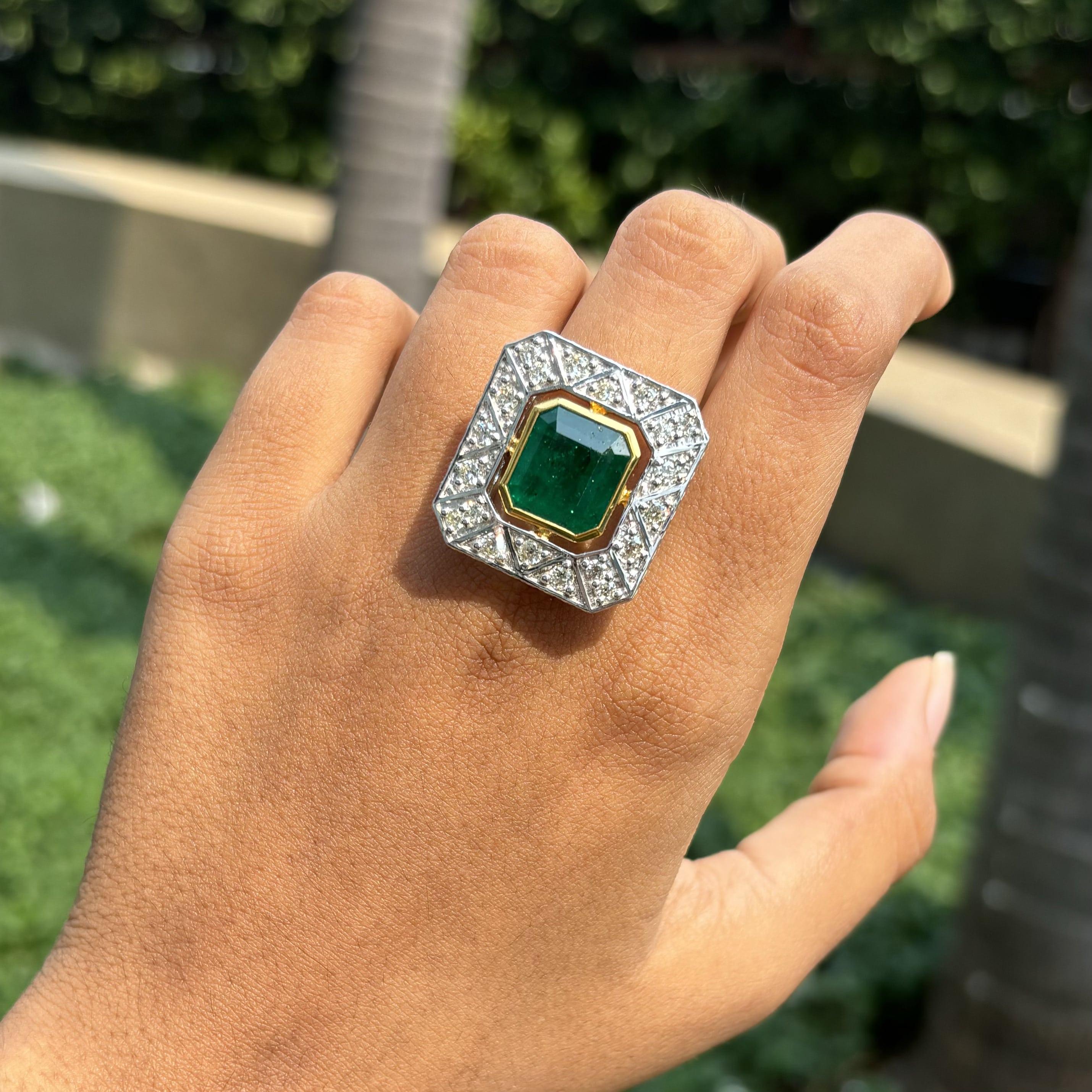 5,22 Karat kolumbianischer Smaragd Art Deco Ring mit Diamanten im Altschliff aus 18 Karat Gold im Angebot 3