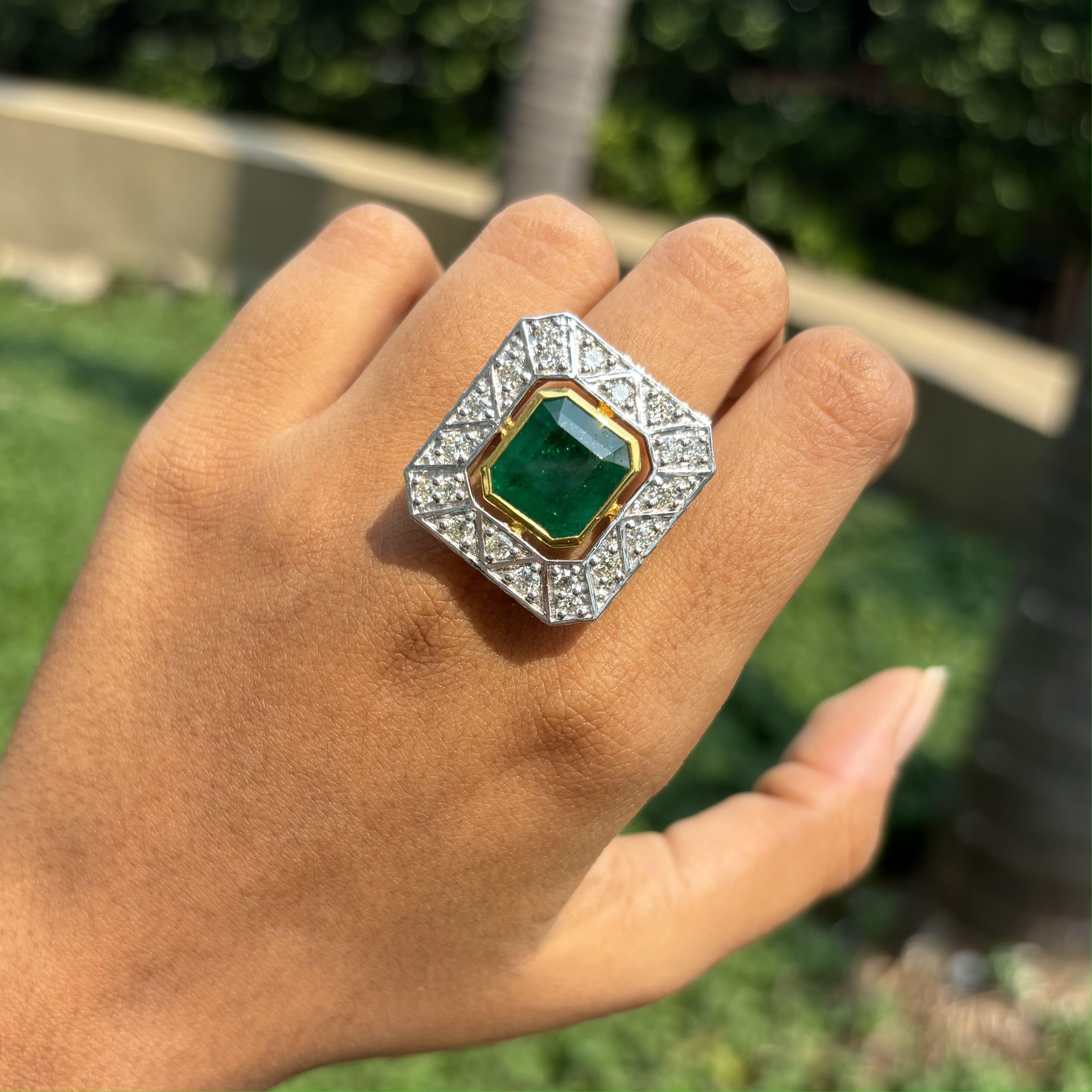 5,22 Karat kolumbianischer Smaragd Art Deco Ring mit Diamanten im Altschliff aus 18 Karat Gold im Angebot 2