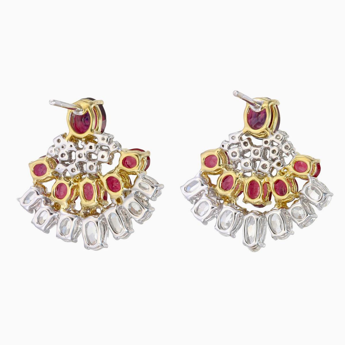 Un'elegante coppia di  Gli orecchini con rubini e diamanti di REWA Jewell sono realizzati in oro bianco 18 carati.

Il pezzo centrale è costituito da rubini birmani naturali non trattati.  del peso di circa 2,07 carati ciascuno. Circondato da 10
