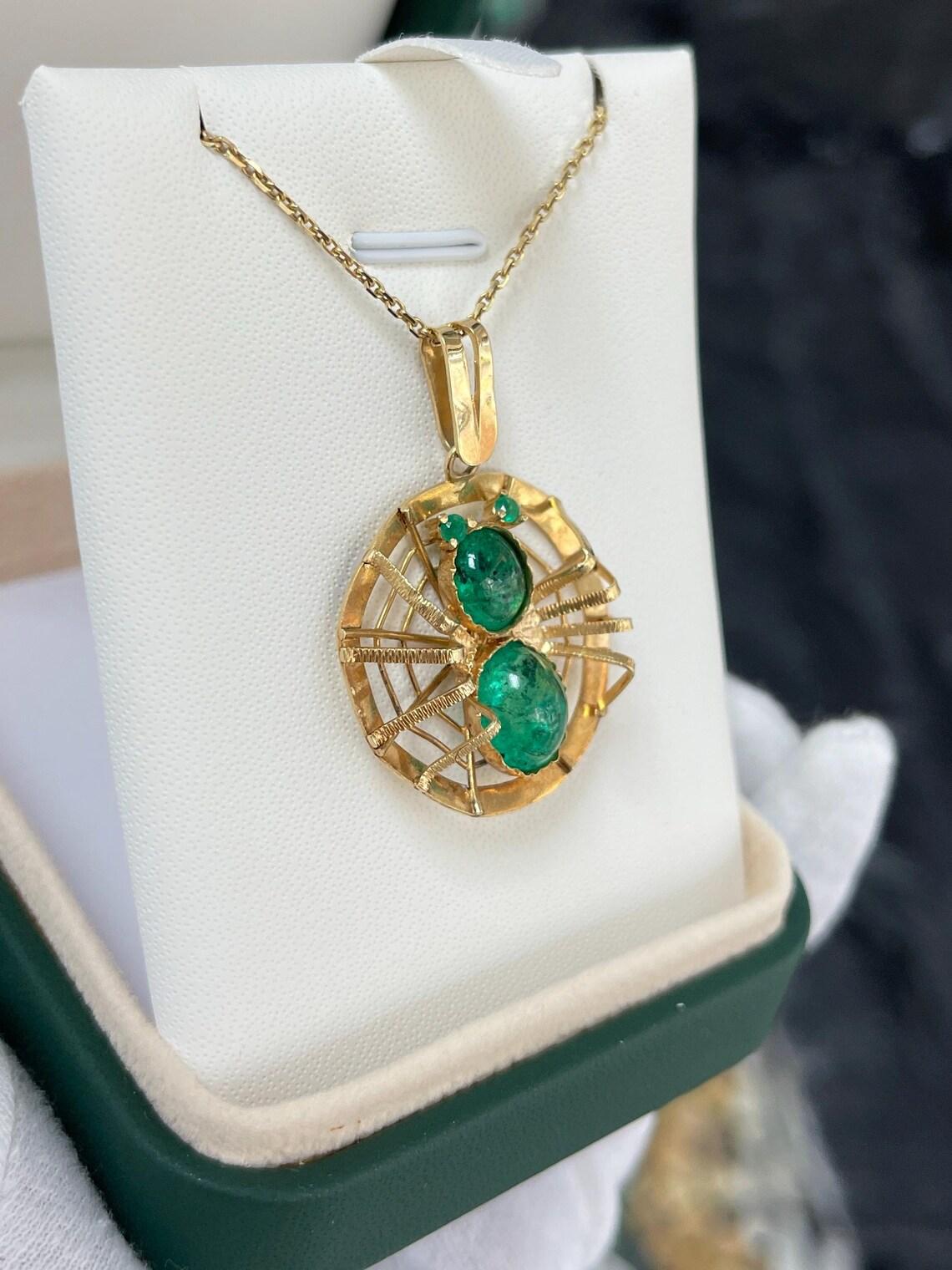 Moderne Pendentif araignée en émeraude colombienne cabochon de 5,23 carats en vente