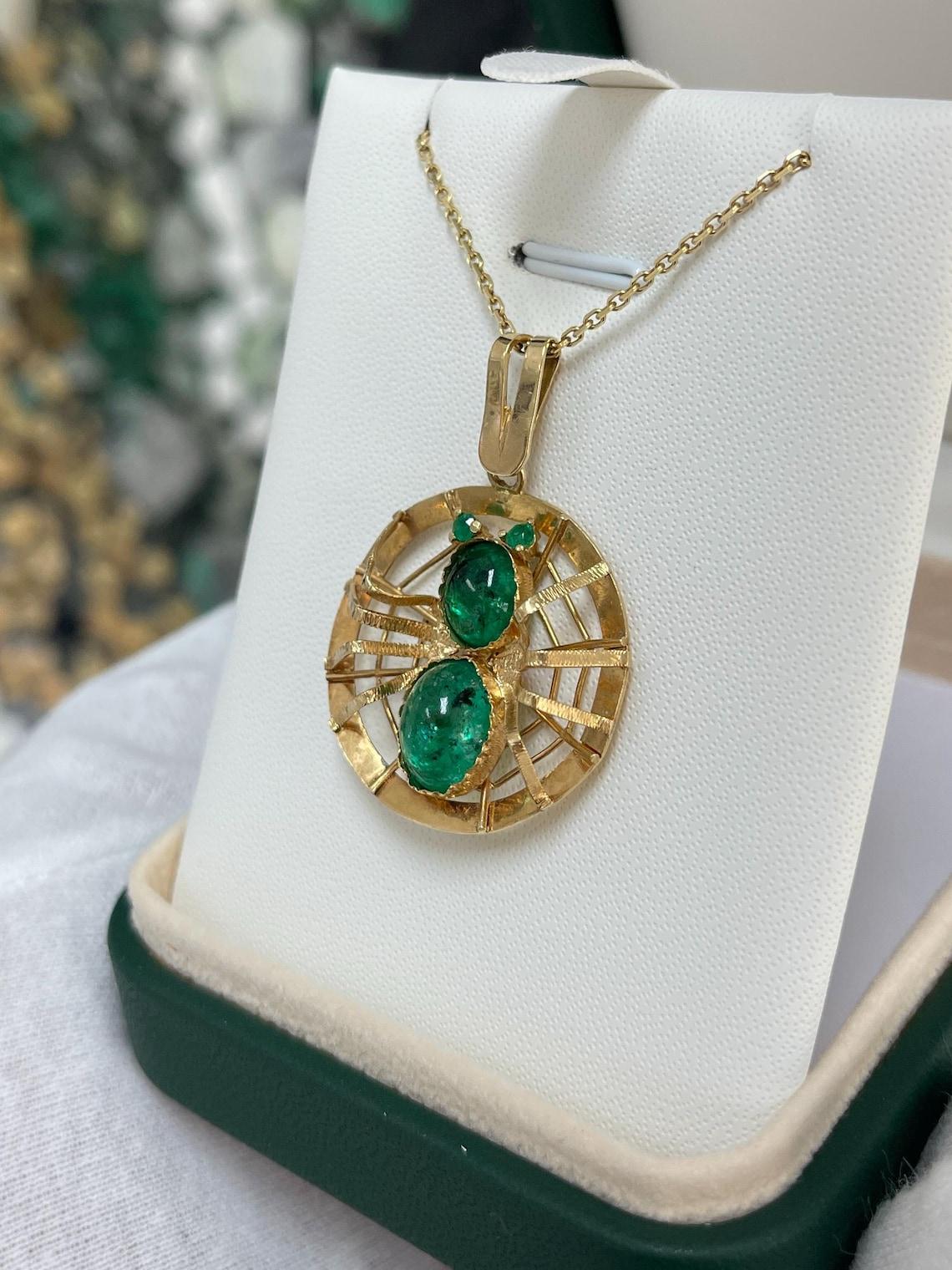Taille ovale Pendentif araignée en émeraude colombienne cabochon de 5,23 carats en vente