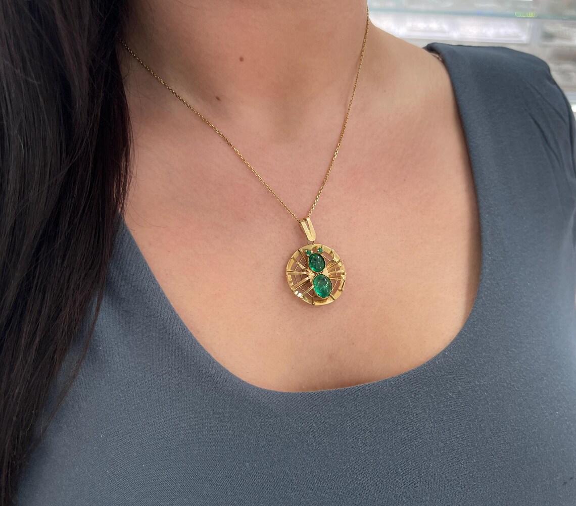 Pendentif araignée en émeraude colombienne cabochon de 5,23 carats en vente 1